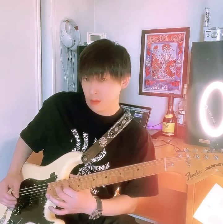 山口賢人のインスタグラム：「舞台「CHICACO」終演  沢山の御来店、誠に有難うございました！  この作品に関われて、本当によかった。  大好きな、母さんと親父のラストシーン、BGM弾いてみた  1978年製ストラトキャスター。  #fender #stratocaster  @noisescape_official」