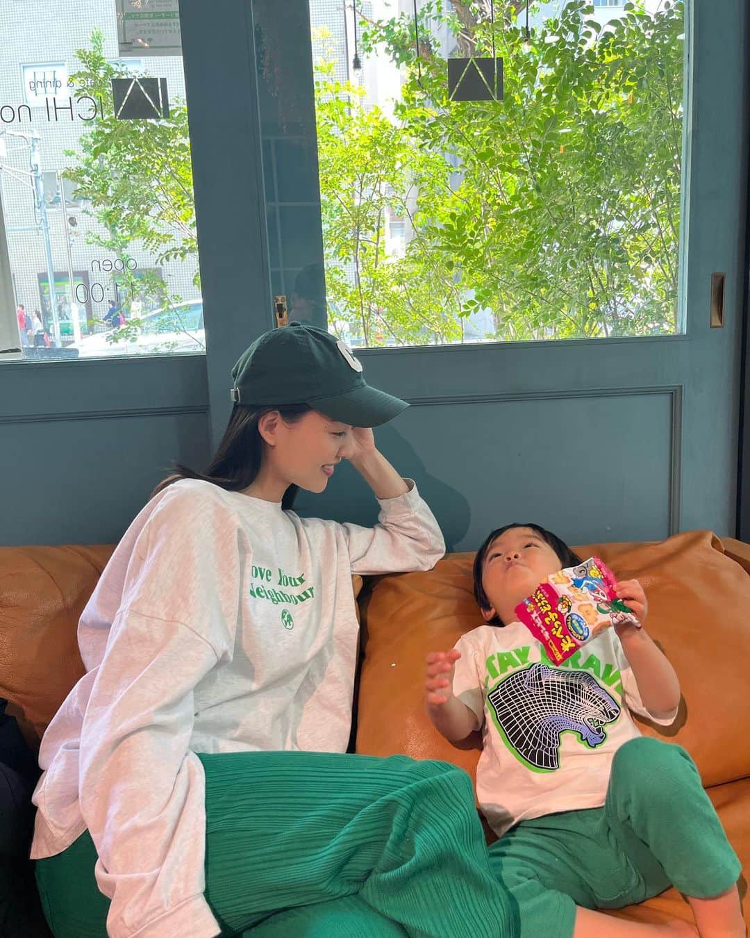 のインスタグラム：「GWはやんちゃ坊主とずっと一緒👦🏻✨ ⁡ 親の皆さん、本当にお疲れ様〜😂笑 ⁡ ⁡ 以前ストーリーにちらっと書いたんだけど、こどもと遊ぶ時、次の予定のこととか他のことを考えながらだったり、ひどい時は携帯をいじったりしてない！？ ⁡ 私はあるあるでした💦 ⁡ それって心がイマココにない状態ですよね。 ⁡ ⁡ ーこどもと遊ぶときは遊ぶことに集中する。 今目の前で起こった出来事に、こどもと一緒に笑ったり驚いたり、楽しんでいく。ー ⁡ これは暮らしの中でできるマインドフルネス瞑想だなぁと感じました✨ ⁡ ⁡ こどもがハッピーになれて、親もハッピーです☺️ ⁡ ⁡ ⁡ 我が子はイヤイヤ期絶頂でしんどいときもあるけど、一緒に遊ぶと決めた時は目の前にいる子に集中する！ これを心がけたGWでした。 ⁡ ⁡ ⁡ とは言え、イヤイヤ期のGW、しんどかったー！！！笑 ⁡ ⁡ ⁡ ⁡ #こどものいる暮らし #マインドルフネス #マインドフルネス瞑想」