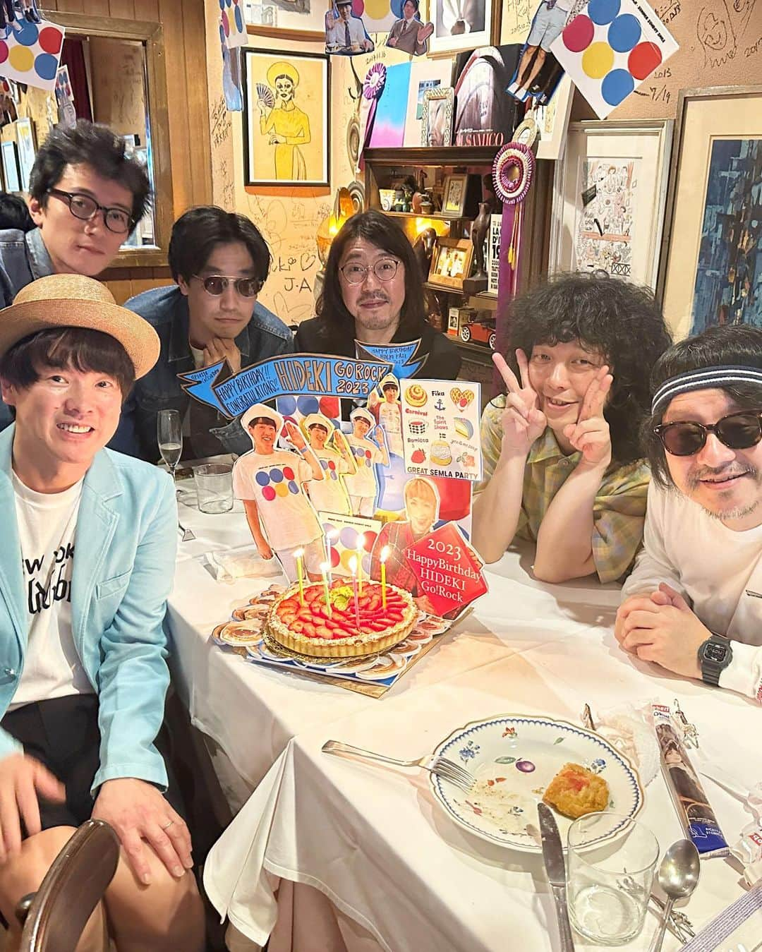 カジヒデキさんのインスタグラム写真 - (カジヒデキInstagram)「今日は僕の誕生日です。優しくて素晴らしい家族や友人達のお陰で、元気に新しい歳を迎えることが出来、只々感謝の気持ちでいっぱいです。そしていつも応援して下さる皆様、ありがとうございます。コロナで少し停滞気味な3年間がありましたが、新しい歳はエンジン全開で、星の彼方までぶっ飛ばしていく所存です！！でも優しく、丁寧に。良い曲をたくさん作り、アルバムを出し、良いライブをしていきます。出来れば素敵なサムシングも！これからもどうぞ、よろしくお願いいたします✨  写真は先週、SHOKOさんがイルピアット・カチャトラさんで一足早く催してくれた誕生日会の様子です。仲の良い友人達がお祝いして下さり、大感動でした✨とっても楽しかったですし、最高美味しかった！素晴らしい会をありがとうございました✨❄️」5月8日 15時21分 - hideki_kaji