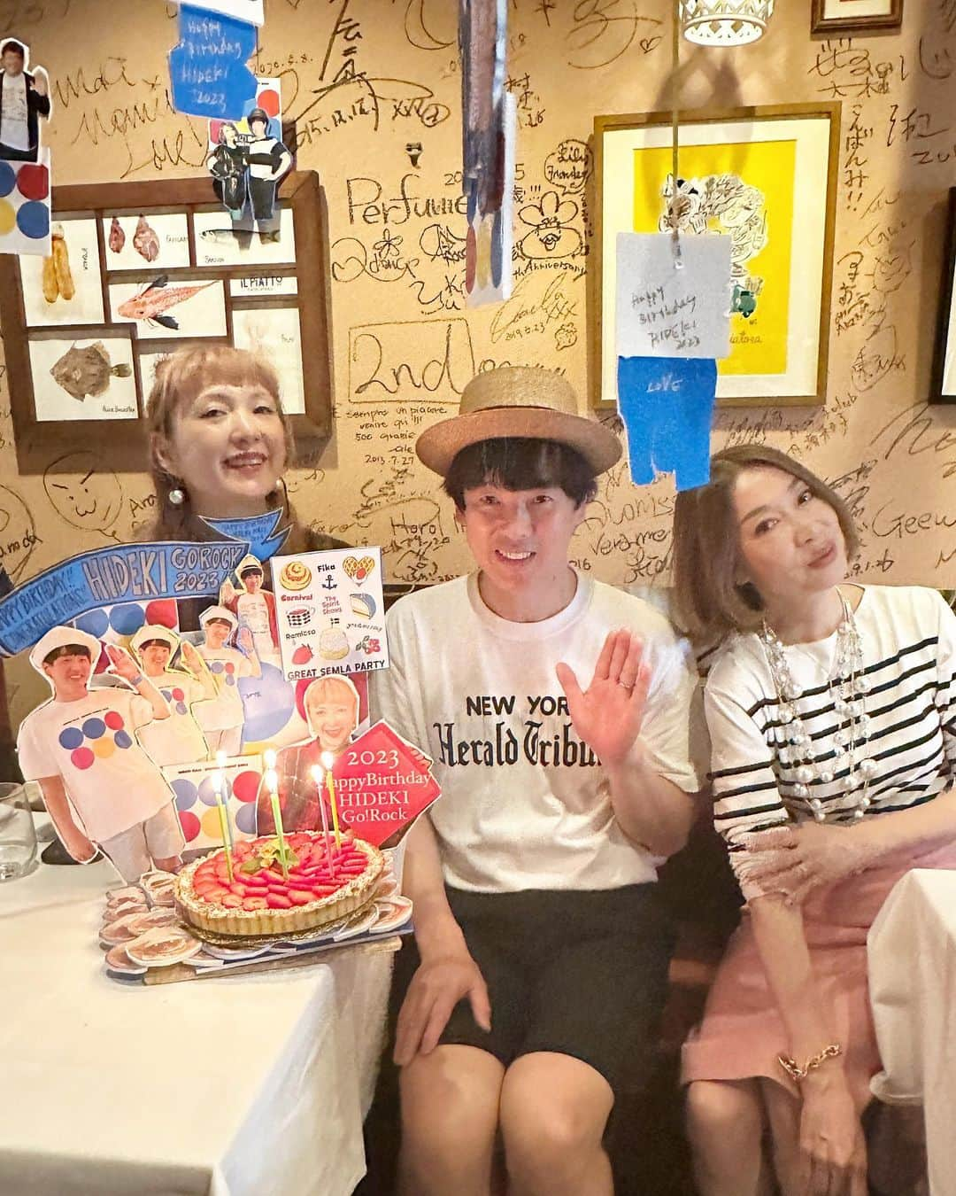 カジヒデキさんのインスタグラム写真 - (カジヒデキInstagram)「今日は僕の誕生日です。優しくて素晴らしい家族や友人達のお陰で、元気に新しい歳を迎えることが出来、只々感謝の気持ちでいっぱいです。そしていつも応援して下さる皆様、ありがとうございます。コロナで少し停滞気味な3年間がありましたが、新しい歳はエンジン全開で、星の彼方までぶっ飛ばしていく所存です！！でも優しく、丁寧に。良い曲をたくさん作り、アルバムを出し、良いライブをしていきます。出来れば素敵なサムシングも！これからもどうぞ、よろしくお願いいたします✨  写真は先週、SHOKOさんがイルピアット・カチャトラさんで一足早く催してくれた誕生日会の様子です。仲の良い友人達がお祝いして下さり、大感動でした✨とっても楽しかったですし、最高美味しかった！素晴らしい会をありがとうございました✨❄️」5月8日 15時21分 - hideki_kaji