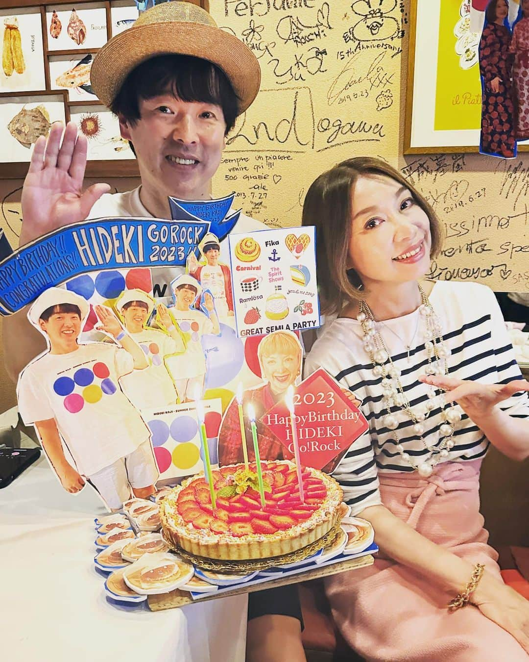 カジヒデキさんのインスタグラム写真 - (カジヒデキInstagram)「今日は僕の誕生日です。優しくて素晴らしい家族や友人達のお陰で、元気に新しい歳を迎えることが出来、只々感謝の気持ちでいっぱいです。そしていつも応援して下さる皆様、ありがとうございます。コロナで少し停滞気味な3年間がありましたが、新しい歳はエンジン全開で、星の彼方までぶっ飛ばしていく所存です！！でも優しく、丁寧に。良い曲をたくさん作り、アルバムを出し、良いライブをしていきます。出来れば素敵なサムシングも！これからもどうぞ、よろしくお願いいたします✨  写真は先週、SHOKOさんがイルピアット・カチャトラさんで一足早く催してくれた誕生日会の様子です。仲の良い友人達がお祝いして下さり、大感動でした✨とっても楽しかったですし、最高美味しかった！素晴らしい会をありがとうございました✨❄️」5月8日 15時21分 - hideki_kaji