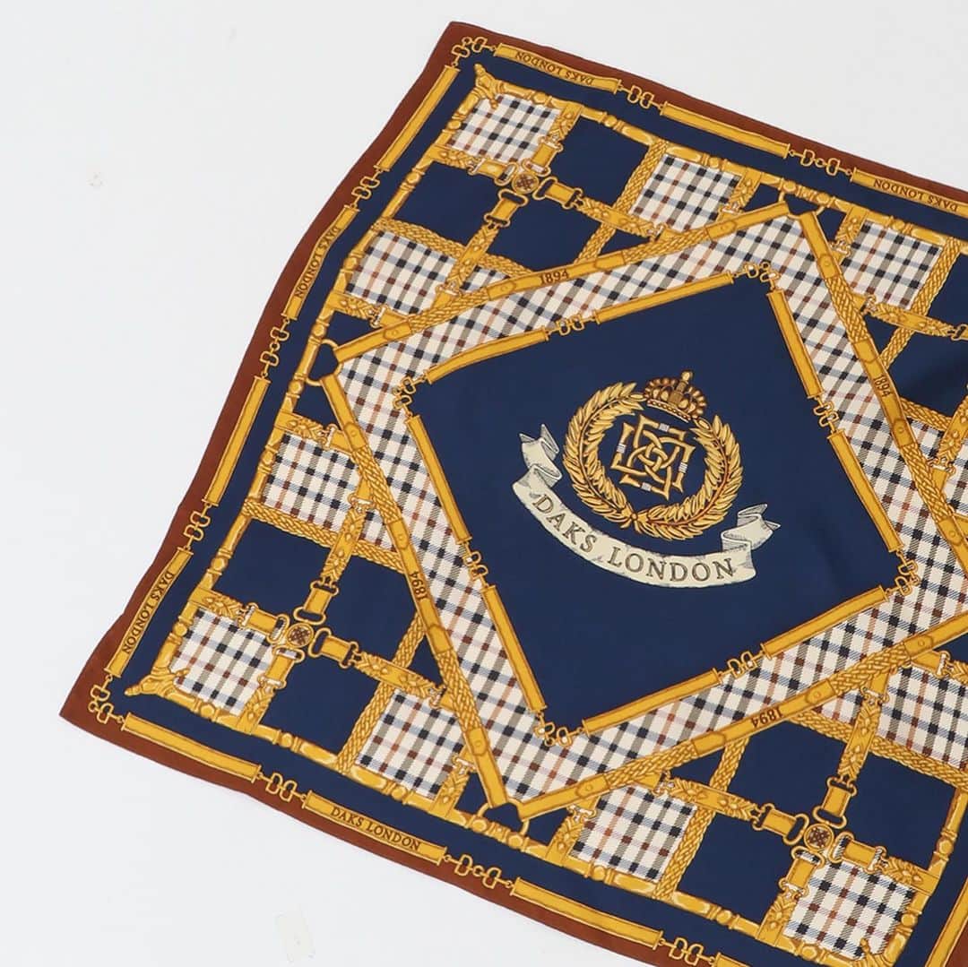 DAKS Japan（ダックス）さんのインスタグラム写真 - (DAKS Japan（ダックス）Instagram)「【チャールズ国王戴冠記念スカーフ】  1894年創業の英国王室御用達ブランドDAKSは、5月6日に英国で行われる国王チャールズ３世の戴冠を記念して、特別なコロネーションスカーフを全国百貨店婦人DAKSショップと公式オンラインショップにて発売します。  このデザインはDAKSのアーカイブスカーフよりインスピレーションを得て、DAKSのアイコンであるハウスチェックやDDロゴとベルトモチーフを組み合わせ、英国王室を象徴するような明るく堂々とした配色が特徴的です。   スカーフの中央に配した「レノックス・クレスト」と呼ばれるクレストは、象徴的なモチーフのひとつである王冠と並べることで、DAKSと英国王室との長年の関係を表現しています。  ロンドンDAKS社がデザインした特別な１点、DAKSから祝福の意を込めてお届けいたします。  ------------------------------------   【発売日、発売場所】 全国百貨店婦人DAKSショップ DAKS公式オンラインショップ   150枚限定発売。  #daks #dakslondon #ダックス #英国王室御用達 #英国ブランド #ロイヤルウォラント」5月8日 15時13分 - daksjapan