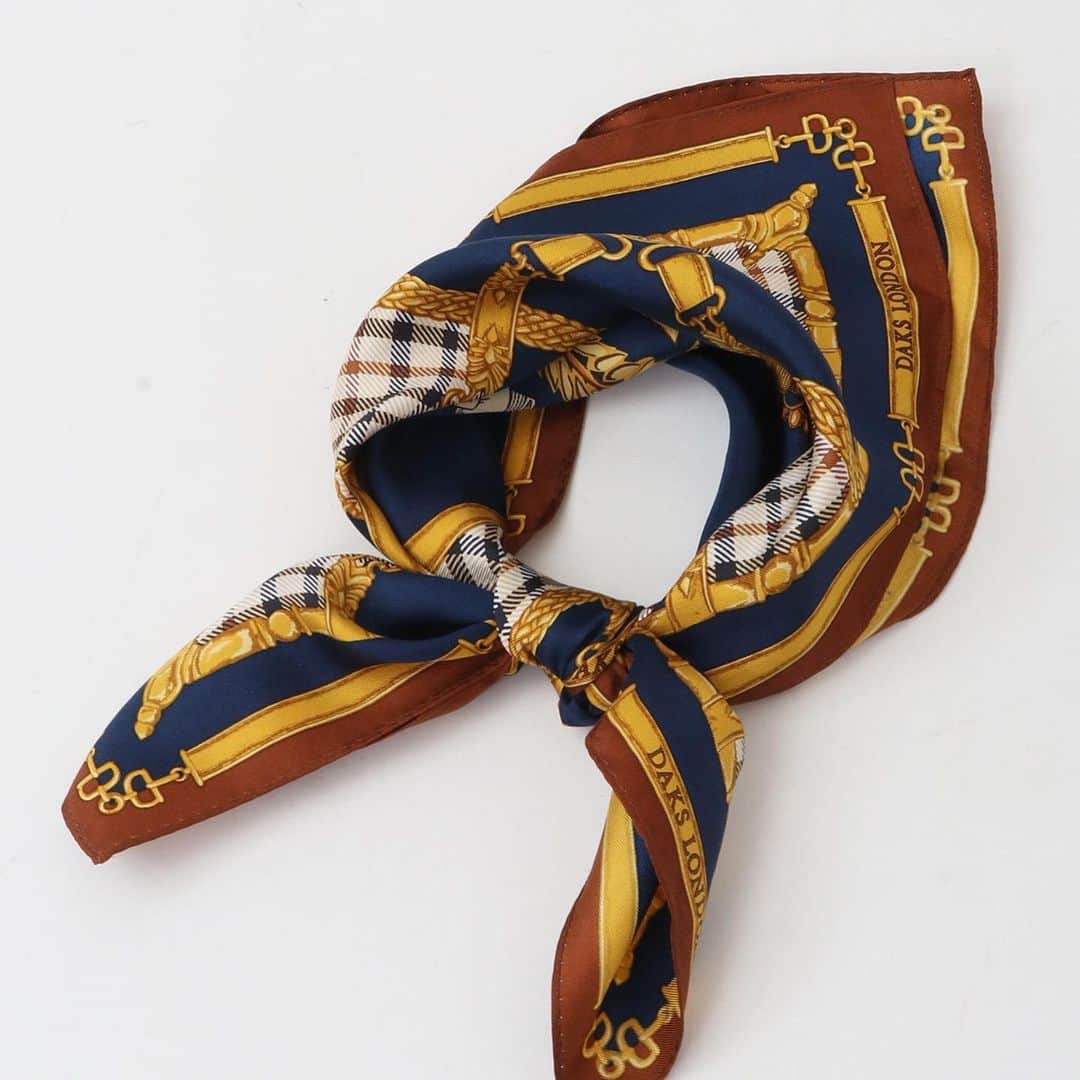 DAKS Japan（ダックス）さんのインスタグラム写真 - (DAKS Japan（ダックス）Instagram)「【チャールズ国王戴冠記念スカーフ】  1894年創業の英国王室御用達ブランドDAKSは、5月6日に英国で行われる国王チャールズ３世の戴冠を記念して、特別なコロネーションスカーフを全国百貨店婦人DAKSショップと公式オンラインショップにて発売します。  このデザインはDAKSのアーカイブスカーフよりインスピレーションを得て、DAKSのアイコンであるハウスチェックやDDロゴとベルトモチーフを組み合わせ、英国王室を象徴するような明るく堂々とした配色が特徴的です。   スカーフの中央に配した「レノックス・クレスト」と呼ばれるクレストは、象徴的なモチーフのひとつである王冠と並べることで、DAKSと英国王室との長年の関係を表現しています。  ロンドンDAKS社がデザインした特別な１点、DAKSから祝福の意を込めてお届けいたします。  ------------------------------------   【発売日、発売場所】 全国百貨店婦人DAKSショップ DAKS公式オンラインショップ   150枚限定発売。  #daks #dakslondon #ダックス #英国王室御用達 #英国ブランド #ロイヤルウォラント」5月8日 15時13分 - daksjapan