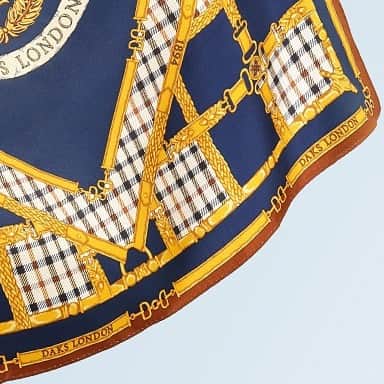DAKS Japan（ダックス）さんのインスタグラム写真 - (DAKS Japan（ダックス）Instagram)「【チャールズ国王戴冠記念スカーフ】  1894年創業の英国王室御用達ブランドDAKSは、5月6日に英国で行われる国王チャールズ３世の戴冠を記念して、特別なコロネーションスカーフを全国百貨店婦人DAKSショップと公式オンラインショップにて発売します。  このデザインはDAKSのアーカイブスカーフよりインスピレーションを得て、DAKSのアイコンであるハウスチェックやDDロゴとベルトモチーフを組み合わせ、英国王室を象徴するような明るく堂々とした配色が特徴的です。   スカーフの中央に配した「レノックス・クレスト」と呼ばれるクレストは、象徴的なモチーフのひとつである王冠と並べることで、DAKSと英国王室との長年の関係を表現しています。  ロンドンDAKS社がデザインした特別な１点、DAKSから祝福の意を込めてお届けいたします。  ------------------------------------   【発売日、発売場所】 全国百貨店婦人DAKSショップ DAKS公式オンラインショップ   150枚限定発売。  #daks #dakslondon #ダックス #英国王室御用達 #英国ブランド #ロイヤルウォラント」5月8日 15時14分 - daksjapan