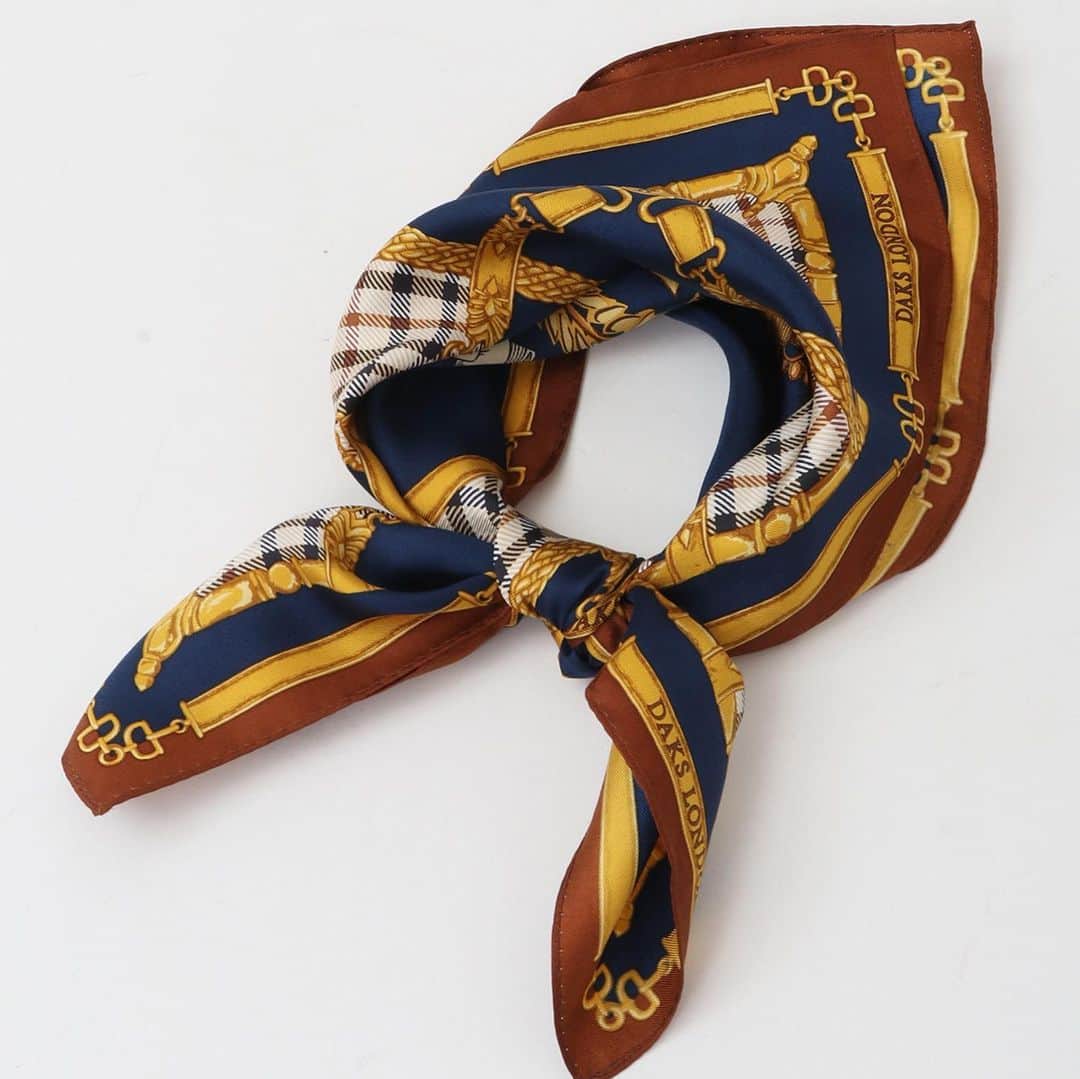 DAKS Japan（ダックス）さんのインスタグラム写真 - (DAKS Japan（ダックス）Instagram)「【チャールズ国王戴冠記念スカーフ】  1894年創業の英国王室御用達ブランドDAKSは、5月6日に英国で行われる国王チャールズ３世の戴冠を記念して、特別なコロネーションスカーフを全国百貨店婦人DAKSショップと公式オンラインショップにて発売します。  このデザインはDAKSのアーカイブスカーフよりインスピレーションを得て、DAKSのアイコンであるハウスチェックやDDロゴとベルトモチーフを組み合わせ、英国王室を象徴するような明るく堂々とした配色が特徴的です。   スカーフの中央に配した「レノックス・クレスト」と呼ばれるクレストは、象徴的なモチーフのひとつである王冠と並べることで、DAKSと英国王室との長年の関係を表現しています。  ロンドンDAKS社がデザインした特別な１点、DAKSから祝福の意を込めてお届けいたします。  ------------------------------------   【発売日、発売場所】 全国百貨店婦人DAKSショップ DAKS公式オンラインショップ   150枚限定発売。  #daks #dakslondon #ダックス #英国王室御用達 #英国ブランド #ロイヤルウォラント」5月8日 15時14分 - daksjapan