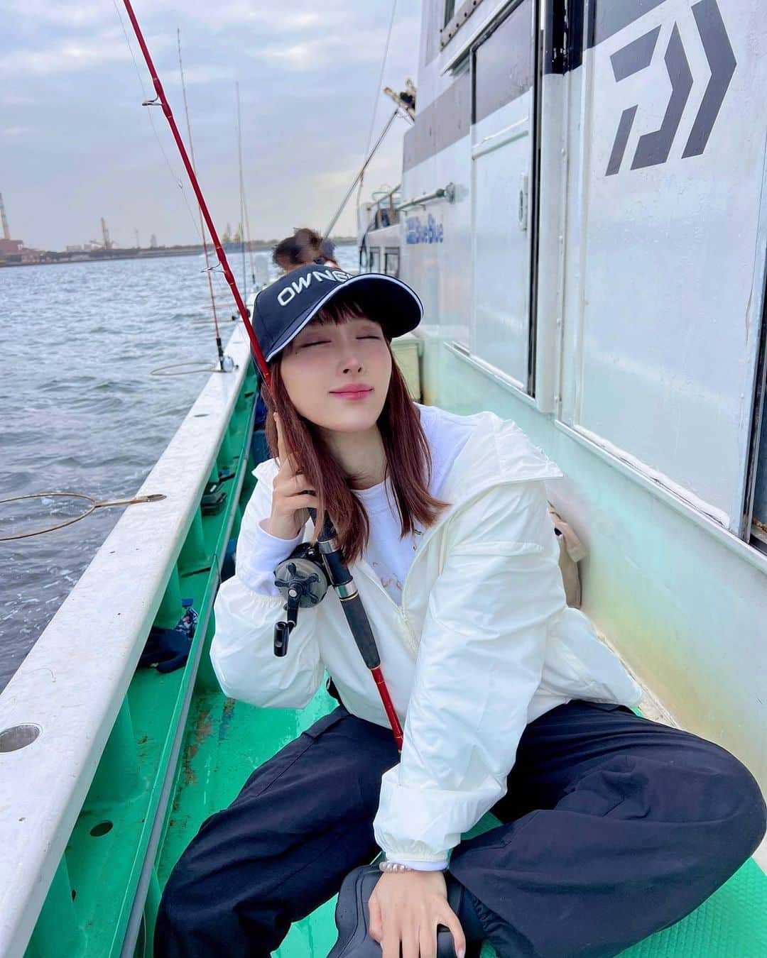 森彩香さんのインスタグラム写真 - (森彩香Instagram)「🎣🫶🏻🤍 先日、人生初の釣りに行ってきました！ 　　 初めてだったけど、鯵6匹、いしもち2匹釣れてめちゃくちゃ楽しかった〜🐟🫶🏻🤍🤍✨ 　　 　　 お客様がプロの釣り師の方なんだけど、1,2ヶ月に1回イベントされててずっと参加したかったから、今回念願だった✨ 　　 　　 風が強くて写真ほぼ半目だった(笑) 4枚目はオールマイトになったわたし🫶🏻笑 　　 　　 また参加したいな〜🎣🤍🤍 　　 　　 　　 あみさんありがとうございました！ @ami_shirai.u_u.fishing 🎣🤍 　　 　　 　　 　　 　　 .」5月8日 15時15分 - ayarin_6v6