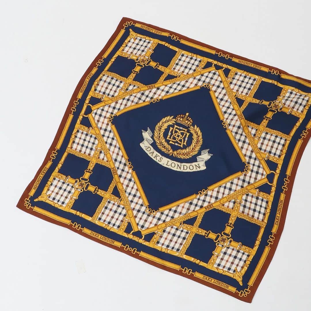 DAKS Japan（ダックス）さんのインスタグラム写真 - (DAKS Japan（ダックス）Instagram)「【チャールズ国王戴冠記念スカーフ】  1894年創業の英国王室御用達ブランドDAKSは、5月6日に英国で行われる国王チャールズ３世の戴冠を記念して、特別なコロネーションスカーフを全国百貨店婦人DAKSショップと公式オンラインショップにて発売します。  このデザインはDAKSのアーカイブスカーフよりインスピレーションを得て、DAKSのアイコンであるハウスチェックやDDロゴとベルトモチーフを組み合わせ、英国王室を象徴するような明るく堂々とした配色が特徴的です。   スカーフの中央に配した「レノックス・クレスト」と呼ばれるクレストは、象徴的なモチーフのひとつである王冠と並べることで、DAKSと英国王室との長年の関係を表現しています。  ロンドンDAKS社がデザインした特別な１点、DAKSから祝福の意を込めてお届けいたします。  ------------------------------------   【発売日、発売場所】 全国百貨店婦人DAKSショップ DAKS公式オンラインショップ   150枚限定発売。  #daks #dakslondon #ダックス #英国王室御用達 #英国ブランド #ロイヤルウォラント」5月8日 15時15分 - daksjapan