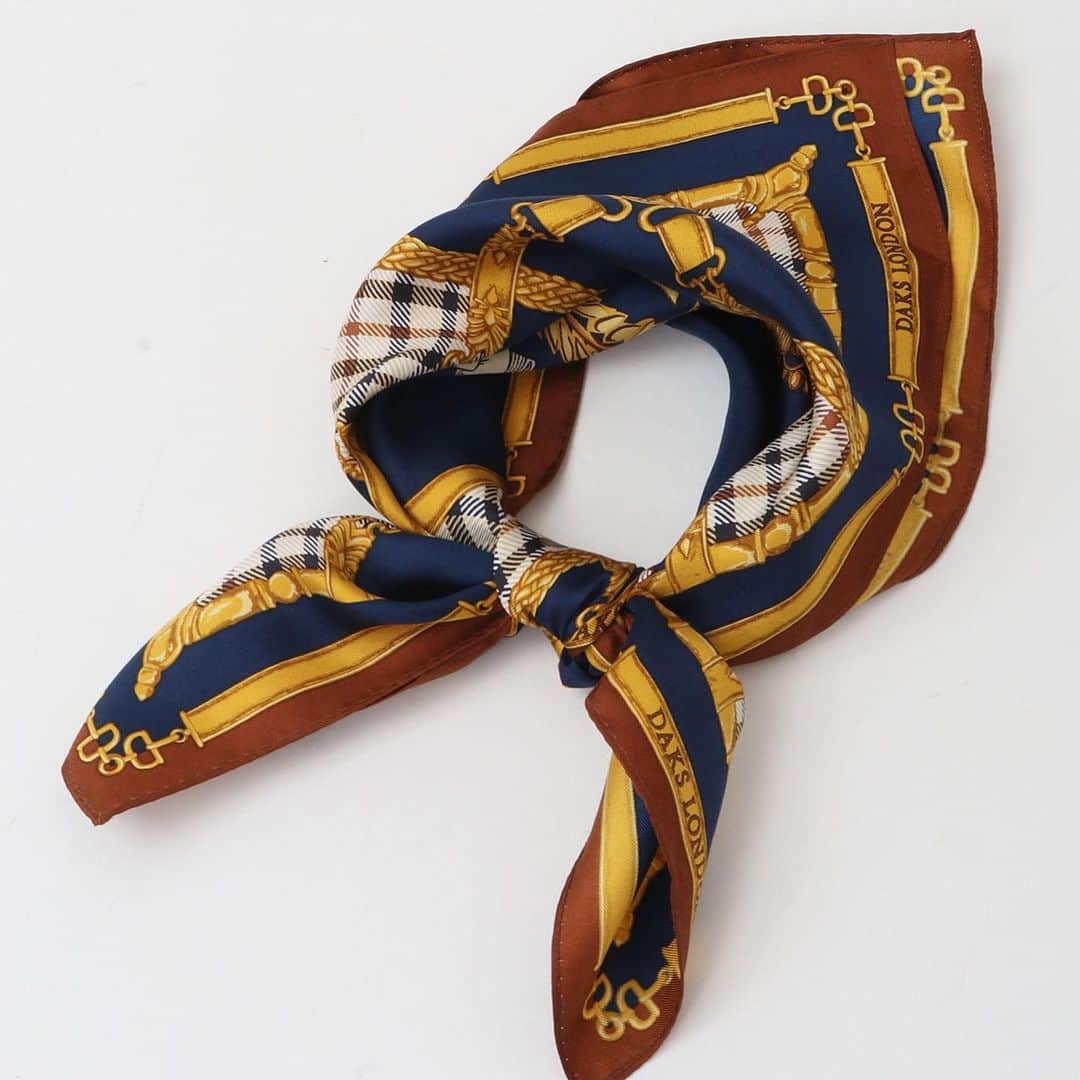 DAKS Japan（ダックス）さんのインスタグラム写真 - (DAKS Japan（ダックス）Instagram)「【チャールズ国王戴冠記念スカーフ】  1894年創業の英国王室御用達ブランドDAKSは、5月6日に英国で行われる国王チャールズ３世の戴冠を記念して、特別なコロネーションスカーフを全国百貨店婦人DAKSショップと公式オンラインショップにて発売します。  このデザインはDAKSのアーカイブスカーフよりインスピレーションを得て、DAKSのアイコンであるハウスチェックやDDロゴとベルトモチーフを組み合わせ、英国王室を象徴するような明るく堂々とした配色が特徴的です。   スカーフの中央に配した「レノックス・クレスト」と呼ばれるクレストは、象徴的なモチーフのひとつである王冠と並べることで、DAKSと英国王室との長年の関係を表現しています。  ロンドンDAKS社がデザインした特別な１点、DAKSから祝福の意を込めてお届けいたします。  ------------------------------------   【発売日、発売場所】 全国百貨店婦人DAKSショップ DAKS公式オンラインショップ   150枚限定発売。  #daks #dakslondon #ダックス #英国王室御用達 #英国ブランド #ロイヤルウォラント」5月8日 15時16分 - daksjapan