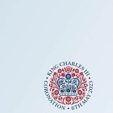 DAKS Japan（ダックス）のインスタグラム：「【チャールズ国王戴冠記念スカーフ】  1894年創業の英国王室御用達ブランドDAKSは、5月6日に英国で行われる国王チャールズ３世の戴冠を記念して、特別なコロネーションスカーフを全国百貨店婦人DAKSショップと公式オンラインショップにて発売します。  このデザインはDAKSのアーカイブスカーフよりインスピレーションを得て、DAKSのアイコンであるハウスチェックやDDロゴとベルトモチーフを組み合わせ、英国王室を象徴するような明るく堂々とした配色が特徴的です。   スカーフの中央に配した「レノックス・クレスト」と呼ばれるクレストは、象徴的なモチーフのひとつである王冠と並べることで、DAKSと英国王室との長年の関係を表現しています。  ロンドンDAKS社がデザインした特別な１点、DAKSから祝福の意を込めてお届けいたします。  ------------------------------------   【発売日、発売場所】 全国百貨店婦人DAKSショップ DAKS公式オンラインショップ   150枚限定発売。  #daks #dakslondon #ダックス #英国王室御用達 #英国ブランド #ロイヤルウォラント」