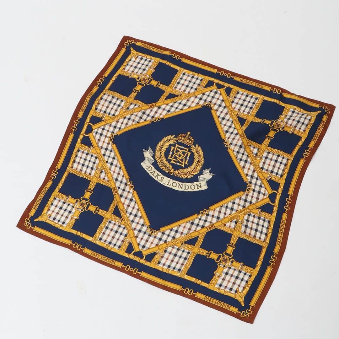 DAKS Japan（ダックス）さんのインスタグラム写真 - (DAKS Japan（ダックス）Instagram)「【チャールズ国王戴冠記念スカーフ】  1894年創業の英国王室御用達ブランドDAKSは、5月6日に英国で行われる国王チャールズ３世の戴冠を記念して、特別なコロネーションスカーフを全国百貨店婦人DAKSショップと公式オンラインショップにて発売します。  このデザインはDAKSのアーカイブスカーフよりインスピレーションを得て、DAKSのアイコンであるハウスチェックやDDロゴとベルトモチーフを組み合わせ、英国王室を象徴するような明るく堂々とした配色が特徴的です。   スカーフの中央に配した「レノックス・クレスト」と呼ばれるクレストは、象徴的なモチーフのひとつである王冠と並べることで、DAKSと英国王室との長年の関係を表現しています。  ロンドンDAKS社がデザインした特別な１点、DAKSから祝福の意を込めてお届けいたします。  ------------------------------------   【発売日、発売場所】 全国百貨店婦人DAKSショップ DAKS公式オンラインショップ   150枚限定発売。  #daks #dakslondon #ダックス #英国王室御用達 #英国ブランド #ロイヤルウォラント」5月8日 15時17分 - daksjapan