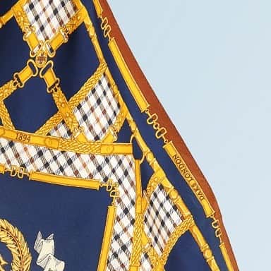 DAKS Japan（ダックス）のインスタグラム：「【チャールズ国王戴冠記念スカーフ】  1894年創業の英国王室御用達ブランドDAKSは、5月6日に英国で行われる国王チャールズ３世の戴冠を記念して、特別なコロネーションスカーフを全国百貨店婦人DAKSショップと公式オンラインショップにて発売します。  このデザインはDAKSのアーカイブスカーフよりインスピレーションを得て、DAKSのアイコンであるハウスチェックやDDロゴとベルトモチーフを組み合わせ、英国王室を象徴するような明るく堂々とした配色が特徴的です。   スカーフの中央に配した「レノックス・クレスト」と呼ばれるクレストは、象徴的なモチーフのひとつである王冠と並べることで、DAKSと英国王室との長年の関係を表現しています。  ロンドンDAKS社がデザインした特別な１点、DAKSから祝福の意を込めてお届けいたします。  ------------------------------------   【発売日、発売場所】 全国百貨店婦人DAKSショップ DAKS公式オンラインショップ   150枚限定発売。  #daks #dakslondon #ダックス #英国王室御用達 #英国ブランド #ロイヤルウォラント」