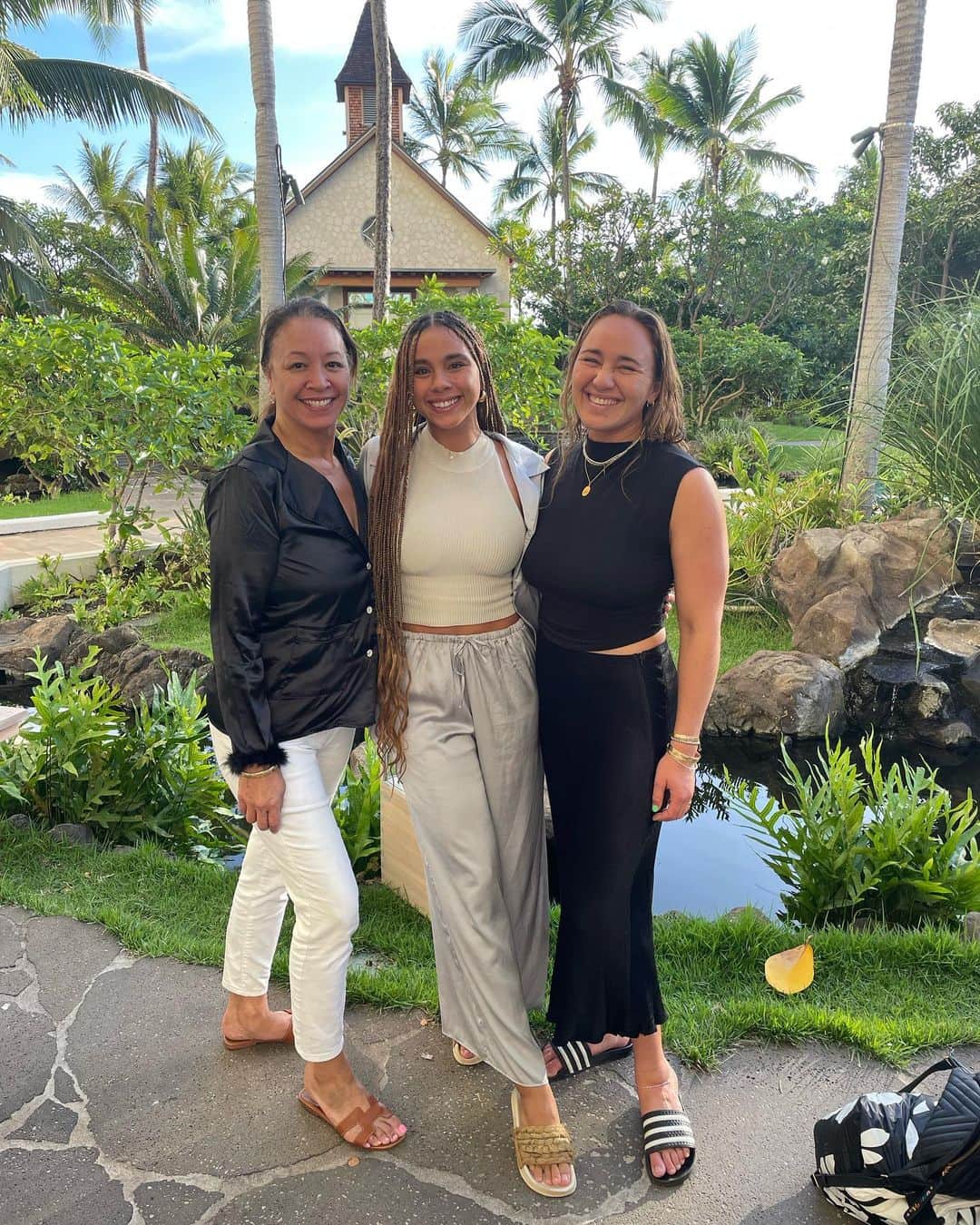 カリッサ・ムーアのインスタグラム：「So spoiled getting treated to a spa day @fsoahu by @caylakmoore 💛 My @ouraring sleep score was all in the blue thanks to our relaxing afternoon and good food. That’s rare for me!! I could definitely do this more often 💁🏼‍♀️🙈🙃」