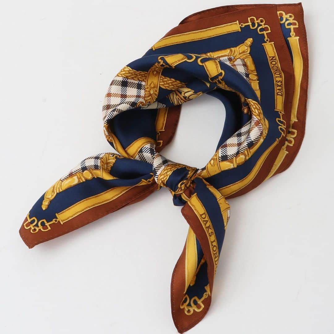 DAKS Japan（ダックス）さんのインスタグラム写真 - (DAKS Japan（ダックス）Instagram)「【チャールズ国王戴冠記念スカーフ】  1894年創業の英国王室御用達ブランドDAKSは、5月6日に英国で行われる国王チャールズ３世の戴冠を記念して、特別なコロネーションスカーフを全国百貨店婦人DAKSショップと公式オンラインショップにて発売します。  このデザインはDAKSのアーカイブスカーフよりインスピレーションを得て、DAKSのアイコンであるハウスチェックやDDロゴとベルトモチーフを組み合わせ、英国王室を象徴するような明るく堂々とした配色が特徴的です。   スカーフの中央に配した「レノックス・クレスト」と呼ばれるクレストは、象徴的なモチーフのひとつである王冠と並べることで、DAKSと英国王室との長年の関係を表現しています。  ロンドンDAKS社がデザインした特別な１点、DAKSから祝福の意を込めてお届けいたします。  ------------------------------------   【発売日、発売場所】 全国百貨店婦人DAKSショップ DAKS公式オンラインショップ   150枚限定発売。  #daks #dakslondon #ダックス #英国王室御用達 #英国ブランド #ロイヤルウォラント」5月8日 15時18分 - daksjapan