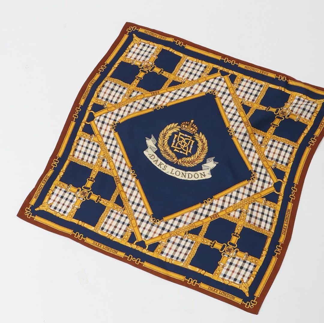DAKS Japan（ダックス）さんのインスタグラム写真 - (DAKS Japan（ダックス）Instagram)「【チャールズ国王戴冠記念スカーフ】  1894年創業の英国王室御用達ブランドDAKSは、5月6日に英国で行われる国王チャールズ３世の戴冠を記念して、特別なコロネーションスカーフを全国百貨店婦人DAKSショップと公式オンラインショップにて発売します。  このデザインはDAKSのアーカイブスカーフよりインスピレーションを得て、DAKSのアイコンであるハウスチェックやDDロゴとベルトモチーフを組み合わせ、英国王室を象徴するような明るく堂々とした配色が特徴的です。   スカーフの中央に配した「レノックス・クレスト」と呼ばれるクレストは、象徴的なモチーフのひとつである王冠と並べることで、DAKSと英国王室との長年の関係を表現しています。  ロンドンDAKS社がデザインした特別な１点、DAKSから祝福の意を込めてお届けいたします。  ------------------------------------   【発売日、発売場所】 全国百貨店婦人DAKSショップ DAKS公式オンラインショップ   150枚限定発売。  #daks #dakslondon #ダックス #英国王室御用達 #英国ブランド #ロイヤルウォラント」5月8日 15時18分 - daksjapan