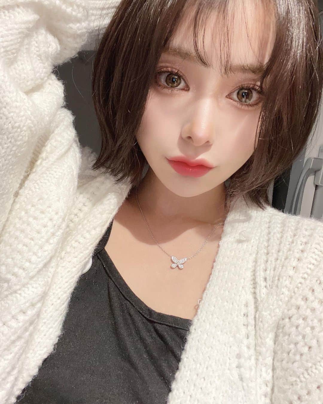 海咲茜のインスタグラム：「이번달만 어두운 머리 ✂️🧘‍♀️ . . . #염색 #단발머리 #ショートボブ #instagood#likeforlikes#likeforfollow#instalove #lavan#新宿#歌舞伎町#六本木#銀座#西麻布#大阪#北新地#ミナミ#신주쿠#한국#얼짱패션#좋아요환영 #인스타그램#일상스타그램#소통#인친황영 #일본」