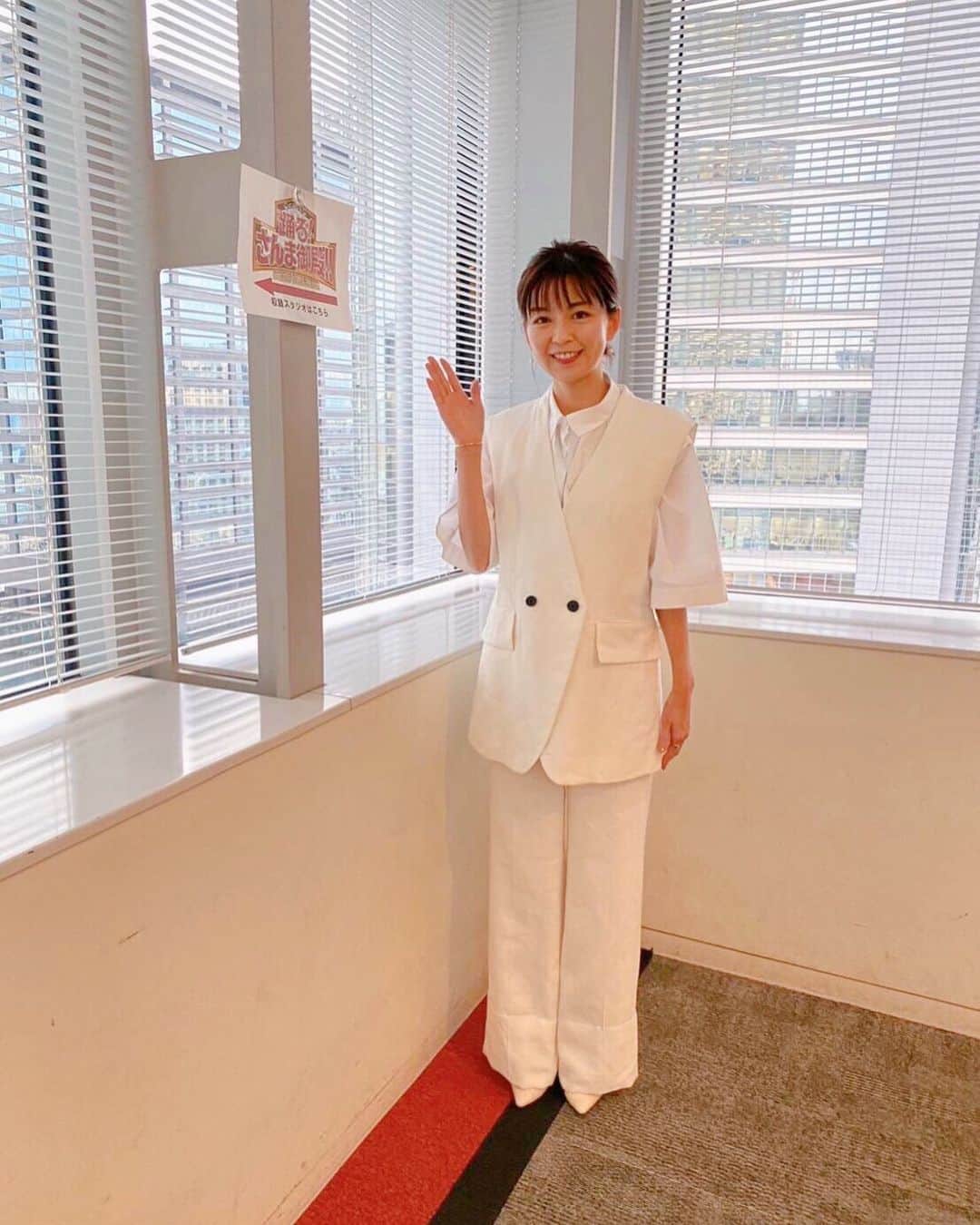 中野美奈子のインスタグラム：「5月9日（火曜日）夜8時から日本テレビ系列の『踊るさんま御殿』に出演します。  今回のテーマは“麺類を愛してやまない芸能人SP” うどん愛が強すぎて、さんまさんはじめ、出演者が引いてしまっていたのですが^^;  わたしの中のうどん細胞がフツフツと活性化して、またまたじょんならん収録になりました。  みなさま、優しく広い心でご覧ください。  とにかく、麺でこんなにあつく語れて笑えるなんて‥涙でるくらい笑った夜でした。  衣装 @josephfashion_japan  真っ白なうどんスタイル  #踊るさんま御殿  #麺すき  #うどん県 #うどん好き #蕎麦湯の飲み方 知りたい  #中野美奈子」