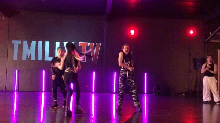 Aya Satoのインスタグラム：「Thank you for having me @cameronleeproductions  @tmillytv 🖤👽🖤  We had so much fun to teach 🖤🖤    Thank you for helping me @rexkline @jakegonzalesx as always 🖤👽🖤   #setlledown #kimbla」