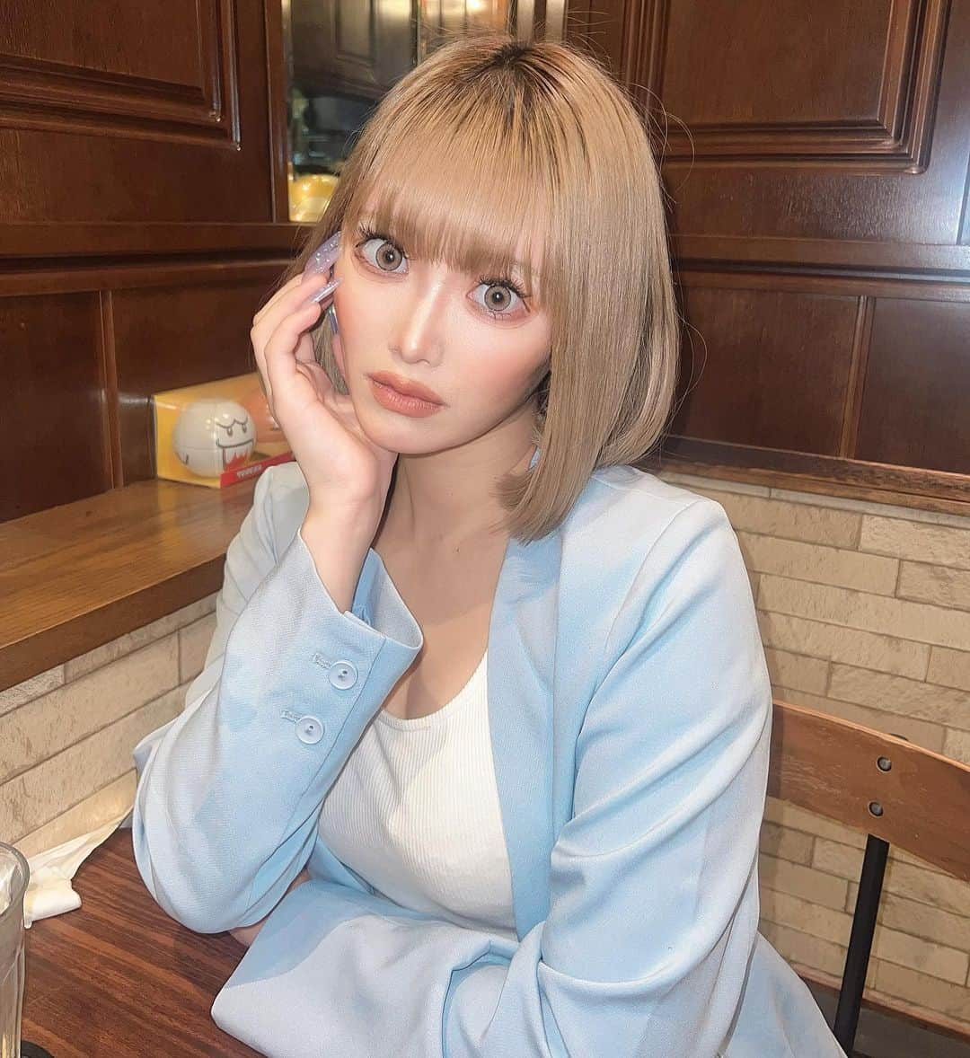 りいにゃんさんのインスタグラム写真 - (りいにゃんInstagram)「喫茶店☕️☁️ . . . . . . #機嫌悪そう」5月8日 15時34分 - riinyan.official