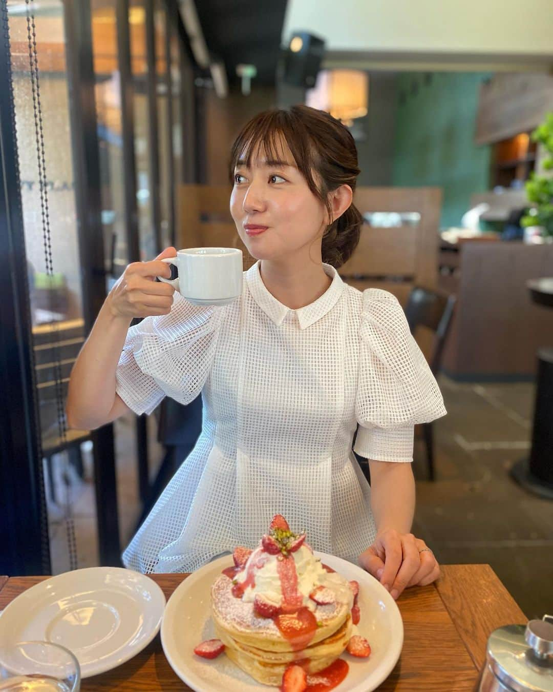 豊崎由里絵さんのインスタグラム写真 - (豊崎由里絵Instagram)「. 明日5月9日（火）13:50〜 関西テレビ「スロイジ」に出演します❤️ 関西の皆さまぜひご覧くださーい✨  連休明け。。。 ゆるーくいきましょう🥹  写真１・2枚目はある日の朝ごはん。  そしてモニフラ衣装はこちら↓  🍀5/1(月)【白アシメフリルブラウス＋ブルー花柄スカート】 ブラウス→@pierrot_shop スカート→@lois_crayon_official  🍀5/2(火)【サーモンピンクウエストベルトワンピース】 ワンピース→@naturalcouture_official  🍀5/3(水)【水色リボン×ストライプブラウス＋ピンクパンツ】 ブラウス＋パンツ→@vannie__u  🍀5/5(金)【蛍光イエローニット＋ベージュジャンパースカート】 ニット→@pierrot_shop ジャンスカ→@shellyisland_official  #ivyplace  #ivyplace代官山  #アイヴィープレイス  #パンケーキ　#パンケーキカフェ  #breakfast  #朝ごはん　#朝ごはんの記録　#breakfastlover  #japanesefood  #tokyo #代官山  #代官山カフェ」5月8日 15時42分 - yurietoyosaki