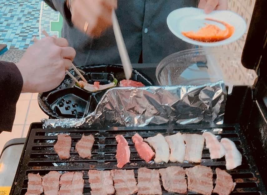 榿澤涼太さんのインスタグラム写真 - (榿澤涼太Instagram)「. 暖かくなってきたからみんなでテラスでBBQ🍖  気の合う仲間と普通のお酒飲みながらのBBQも楽しいけど、いつもとはちょっとお酒のテイストを変えた飲み方で楽しむのも最高👍  そんなときにぴったりなのが「檸檬堂 うちわりレモン」！！🍋 めちゃくちゃCMっぽい。わら  自分で美味しいレモンサワーがつくれるのはもちろんだけど、うちわりレモンを自分で好みの味と割って作ってみるとめちゃくちゃ美味しいカクテルができあがる。 個人的にはスプライトで割ってライムを入れて飲むのが最高に美味い。 柑橘×柑橘だから相性抜群。 リアルゴールドもうまいよ😋 濃さが違ったり、割材が違ったり、シロップを加えちゃったりして楽しむのが良き👍  みんなで集まって飲むときには、「うちわりレモン」を買って、思い思いに「割りパ」しちゃお😉  @lemondo_jp   #檸檬堂 #うちわりレモン割りパ #お酒は20歳になってから #PR」5月8日 17時00分 - hannokizawadesu