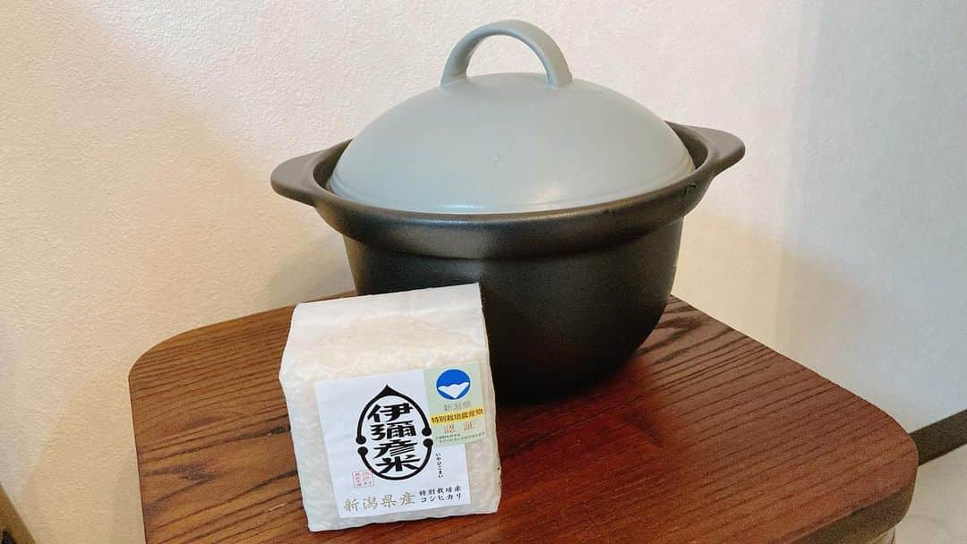 二宮歩美のインスタグラム：「＼＼\\🌾新潟名産品🌾//／／ 『伊弥彦米の土鍋ご飯』 ここ最近、前橋ミッドナイト競輪が弥彦村営だったのですが、そのお土産として実況の平山信一さんから頂いた伊弥彦米🍚  早速、土鍋でご飯を炊いてみましたが、みずみずしくて、ふっくらしていて、炊き立ては美味〜✨  さすがお米が名産の新潟だけありますね🌾  おかずが進んじゃう🤤  #二宮歩美 #料理研究家 #食生活アドバイザー #家事検定 #料理講師 #パン講師 #伊弥彦米 #新潟名産品 #弥彦名産品 #平山信一」