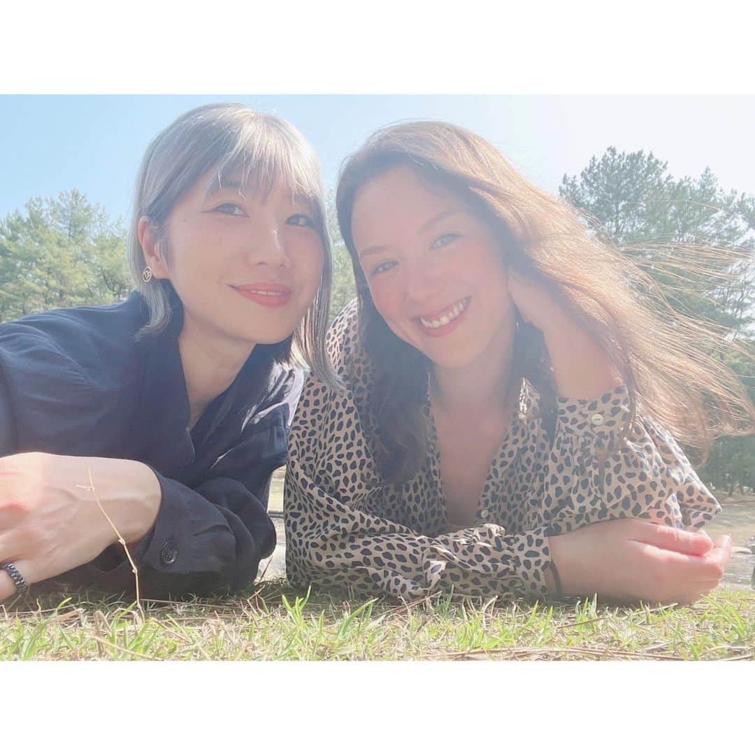 千葉アリサのインスタグラム：「巡る心友と　澄む場所へ💫🌳🤍  愛しの　@kanade254  が宮崎に上陸した春の日。  #江田神社⛩ 禊が池へぬける森の道が素晴らしくて、 一緒に歩めてうれしかったなぁ。→からの鰻ランチ→  #西都原古墳群→ #都萬神社→ #青島　天空カフェジール　@cafe.zeal 🌿  と宮崎のすきすきスポットコースをやんや訪れて調和しては、仕上げに2人カラオケ♪（何年ぶりかー！）で 浄化祭りだった至福時間🤍  昨日、この日以来　江田神社を訪れたので思い出ぽろり。ずっと聴いていたい奏の歌声ムービーでニマニマもして。ピピピで通じ合える　懐深い存在にありがとうやで🫶  #宮崎Life #すきっすぽっと #miyazaki」