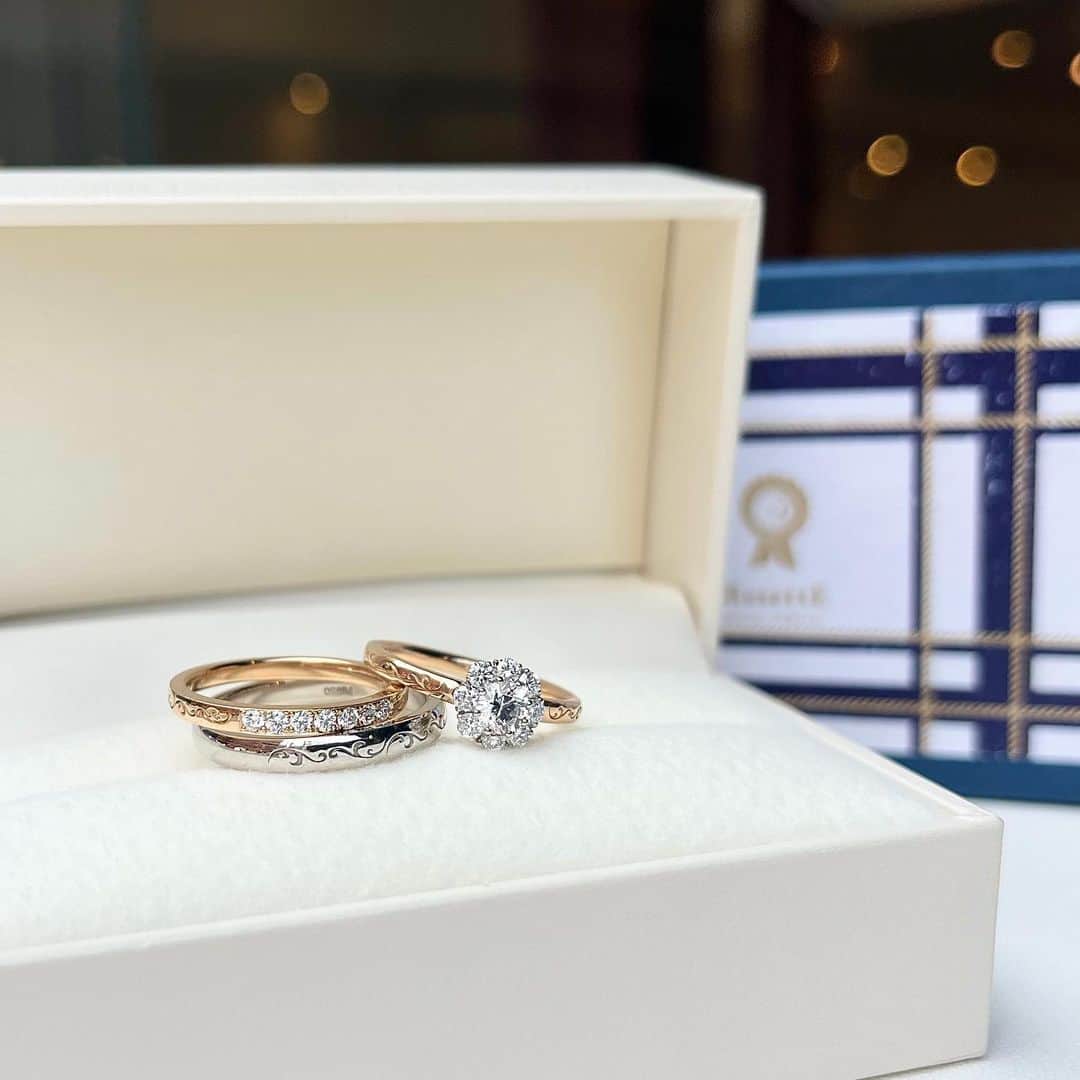 JKプラネット銀座.表参道.福岡|結婚指輪セレクトショップのインスタグラム：「【 RosettE - ロゼット - 】 〜 結婚指輪 & 婚約指輪 をご紹介 〜 ▶︎ デザイン 【 SUNSHINE  太陽 】 　 センターを取り囲むようにセッティングされたダイヤモンドが印象的なデザイン💎 　 ･･･婚約指輪･･･････････････ ▶︎ 価格　¥315,000〜／K18PG×PT900   ･･･結婚指輪･･･････････････ ▶︎ 価格  　Men's ¥130,000- ／Pt900 　Lady's ¥143,000- ／K18PG ┈┈┈┈┈┈┈┈┈┈┈┈┈┈┈┈┈ 紹介したリングの他の投稿はこちらをタップ☝🏻 ▶︎#ロゼット太陽JKPLANET  リングの詳細はプロフィール欄のURLへ💫 ▶︎ @jkplanet.jewelry   ┈┈┈┈┈┈┈┈┈┈┈┈┈┈┈┈┈ 【JKPLANET SHOP LIST】 JKPLANET 銀座本店 JKPLANET 銀座2丁目店 JKPLANET 表参道店 JKPLANET 横浜元町店 JKPLANET 名古屋栄店 JKPLANET 福岡天神店 JKPLANET 熊本上通店 JKPLANET 宮崎橘通り店 JKPLANET 鹿児島天文館店  【 RosettE 取り扱い店】 JKPLANET 全店でお取り扱い中 ┈┈┈┈┈┈┈┈┈┈┈┈┈┈┈┈┈   #JKPLANET  #JKプラネット  #RosettE #ロゼット  #ピンクゴールドリング  #結婚指輪 #婚約指輪　 #マリッジリング #エンゲージリング  #結婚指輪💍 #婚約指輪💍  #結婚指輪探し #指輪探し  #ピンクゴールド結婚指輪  #ピンクゴールド婚約指輪  #結婚指輪ピンクゴールド  #婚約指輪ピンクゴールド  #入籍報告 #入籍 #結婚指輪準備  #プレ花嫁 #結婚準備  #ウェディングフォト #結婚式前撮り  #指輪ショット #💍  #ダイヤモンド #ダイヤモンドリング  #パートナーリング」