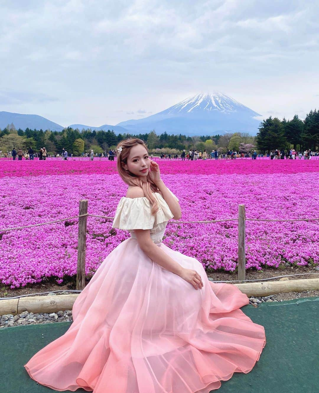 ぽょ姫さんのインスタグラム写真 - (ぽょ姫Instagram)「🗻×🌸 ⁑ 天気は曇りだったけど富士山見れました♡ 芝桜はタイミング良く満開で一面を埋め尽くす ピンクの絨毯広がっていて美しかった🥺💓 Youtubeにて毎日リアルタイムで芝桜の 開花状況や混雑状況が配信されているので 確認しながら計画した甲斐がありました✨ チャンネル名「フジヤマNavi」 ⁑ ⚘ 富士本栖湖リゾート 🚩 山梨県南都留郡富士河口湖町富士ヶ嶺２１２  #富士山 #富士山🗻 #富士芝桜まつり #富士芝桜祭り #富士芝桜フォトコンテスト #富士本栖湖リゾート #富士本栖湖 #富士本栖湖リゾート芝桜 #ピーターラビットイングリッシュガーデン #ダイアモンド富士 #芝桜 #芝桜まつり #山梨観光 #山梨 #山梨旅行 #河口湖 #河口湖観光 #観光スポット #春の風物詩 #japan #japantravel #japantrip #fujisan」5月8日 15時51分 - p.o.y.o.h.i.m.e