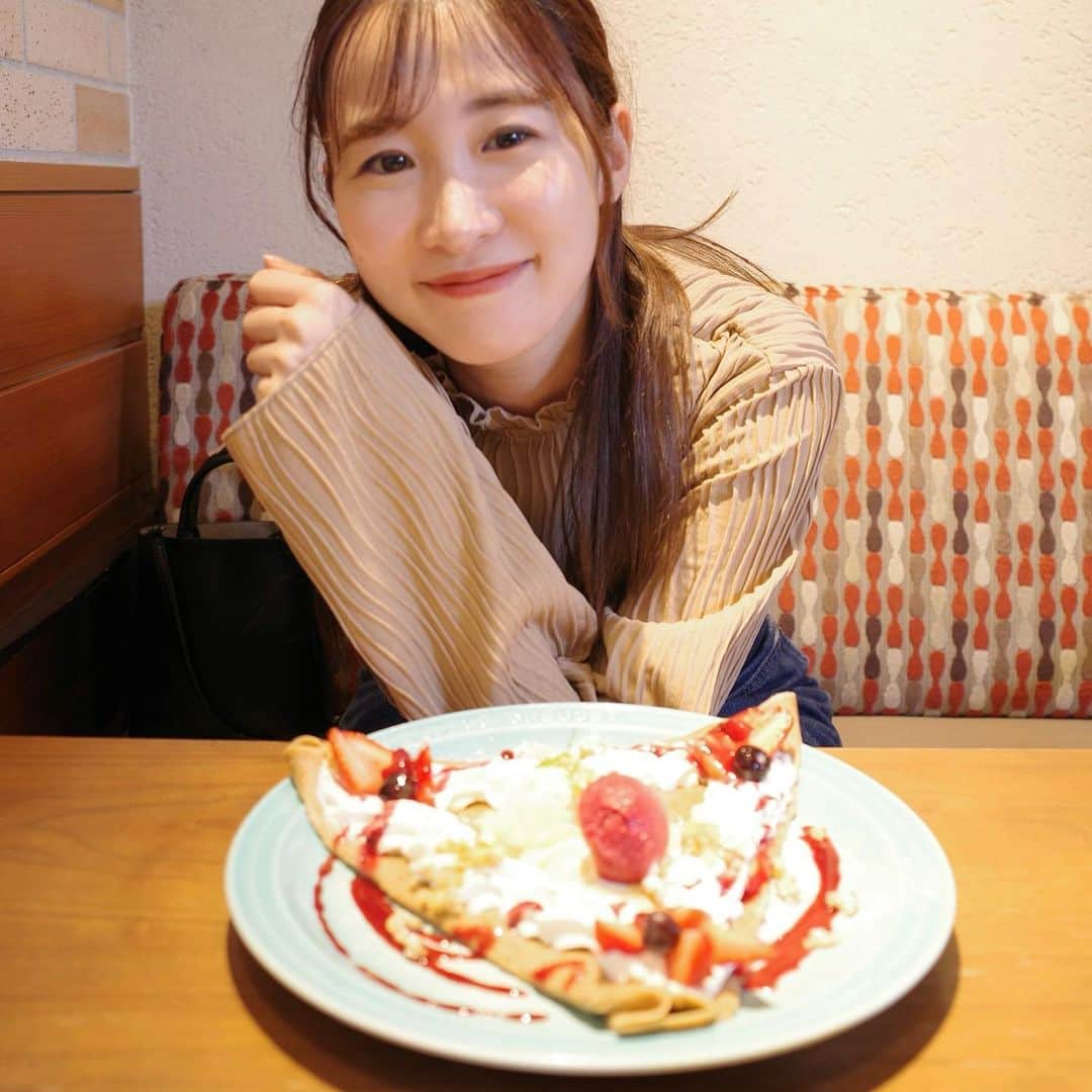 吉田友利恵のインスタグラム：「🎂 また一つ歳を重ねました〜！ 家族、周りのお友達、事務所の皆、応援してくれている皆のお陰でこんなにも幸せに暮らせているよ☺️ ありがとう！！ 今日は皆に感謝する日だ〜🤲  そして連絡してくれた方ありがとうございます☺️🤍 心温まる日だわ〜🥹」