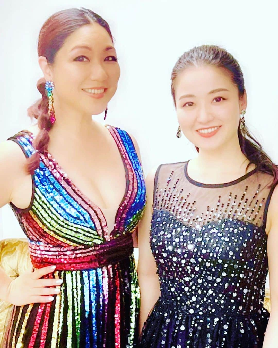 有坂美香さんのインスタグラム写真 - (有坂美香Instagram)「【逗子映画祭・振替公演】  @cinemacaravan  @sho.tatsuta and his orchestra, NMO  Thank you so much!!  急遽、エンドロールの１曲で 参加させて頂きました！  "逗子ラプソディ" 海の移りゆく空の彩りを歌った 素敵な曲  シネマキャラバンファミリーの 吹奏楽部のお子さん達もオーケストラで参加したりと  感慨深い時間でした！ @raishizuno  @muuuuuuum   個人的に驚いたのは 今回急な参加だったから 寸前までミュージシャンが誰なのかわかってなかったんですが 最近ドラムでサポートしてもらってる　 井上瑠哉 @ryuya_drummer や 久しぶりに会ったベースの @tk4pedestrian が一緒で 最高でした♫  ミュージシャンの皆さんとは 終始バタバタでご挨拶も コンニチワ、サヨウナラスタイルだったけど ステージの上ではしっかり 皆さんの音を感じ、歌いました♫♫♫♫♫  素晴らしいミュージシャンの皆さん、かっこよかった♫  この日は 朝は才能溢れるアーティストグループのレッスン、 昼はゴスペルを大人数で歌い 夜はオーケストラの生演奏と  やはり人間の力で奏でる 生の音に代わるものは なかなかないなーと 肌で感じ、 感動した１日でした✨✨🙏  逗子映画祭、また来年🌈  #逗子映画祭2023 #シネマキャラバン　#cinemacaravan  #documenta #ドクメンタ  #逗子海外　#gwイベント   #有坂美香 #有坂美香andthesunshowers  #サンシャワーズ　 #オーケストラ　#notremusicaorchestra  #NMO #湘南　#湘南ライフ #shonanlife  #オーケストラと歌う」5月8日 16時04分 - mikaarisaka