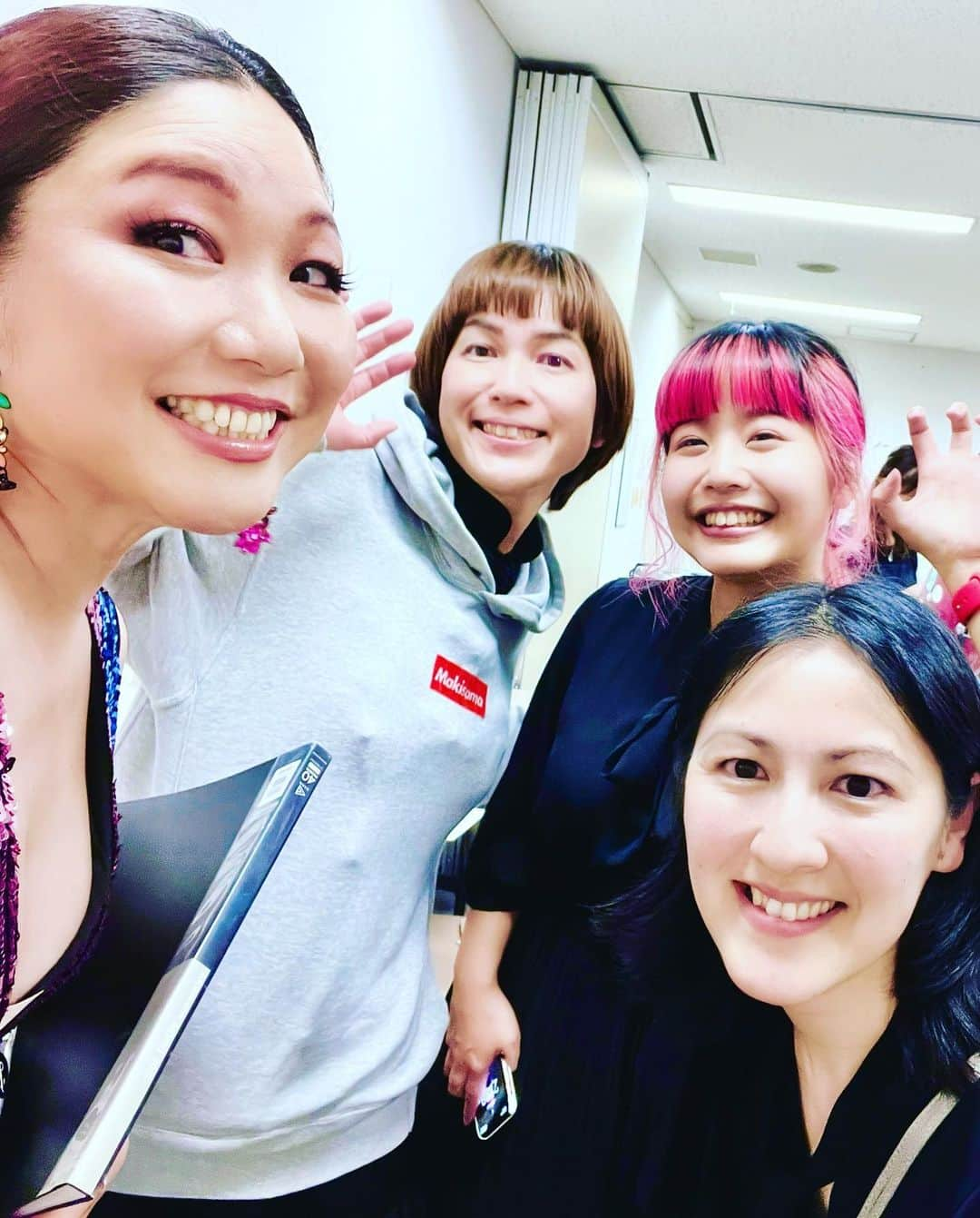 有坂美香さんのインスタグラム写真 - (有坂美香Instagram)「【逗子映画祭・振替公演】  @cinemacaravan  @sho.tatsuta and his orchestra, NMO  Thank you so much!!  急遽、エンドロールの１曲で 参加させて頂きました！  "逗子ラプソディ" 海の移りゆく空の彩りを歌った 素敵な曲  シネマキャラバンファミリーの 吹奏楽部のお子さん達もオーケストラで参加したりと  感慨深い時間でした！ @raishizuno  @muuuuuuum   個人的に驚いたのは 今回急な参加だったから 寸前までミュージシャンが誰なのかわかってなかったんですが 最近ドラムでサポートしてもらってる　 井上瑠哉 @ryuya_drummer や 久しぶりに会ったベースの @tk4pedestrian が一緒で 最高でした♫  ミュージシャンの皆さんとは 終始バタバタでご挨拶も コンニチワ、サヨウナラスタイルだったけど ステージの上ではしっかり 皆さんの音を感じ、歌いました♫♫♫♫♫  素晴らしいミュージシャンの皆さん、かっこよかった♫  この日は 朝は才能溢れるアーティストグループのレッスン、 昼はゴスペルを大人数で歌い 夜はオーケストラの生演奏と  やはり人間の力で奏でる 生の音に代わるものは なかなかないなーと 肌で感じ、 感動した１日でした✨✨🙏  逗子映画祭、また来年🌈  #逗子映画祭2023 #シネマキャラバン　#cinemacaravan  #documenta #ドクメンタ  #逗子海外　#gwイベント   #有坂美香 #有坂美香andthesunshowers  #サンシャワーズ　 #オーケストラ　#notremusicaorchestra  #NMO #湘南　#湘南ライフ #shonanlife  #オーケストラと歌う」5月8日 16時04分 - mikaarisaka