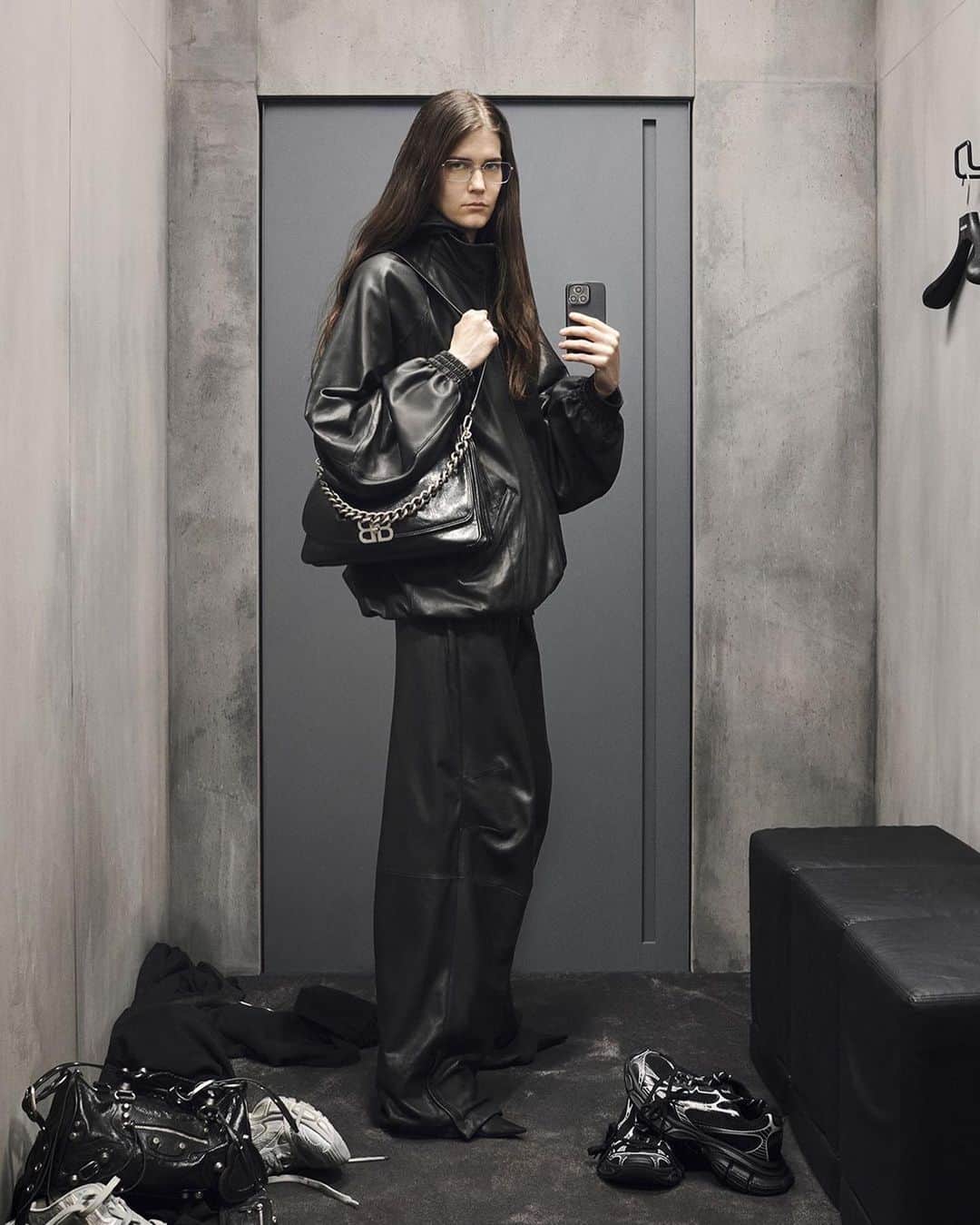 のインスタグラム：「コレクション：「バレンシアガ」2023年プレ・フォール・コレクション  「バレンシアガ（BALENCIAGA）」が、試着室でのセルフィーで撮影された2023年プレ・フォール・コレクションを発表しました。  全画像は @wwd_jp プロフィールのリンクから  #BALENCIAGA#バレンシアガ#fashion#fashioncollection#ファッション#BALENCIAGAselfie#fittingroom#selfie#セルフィー#試着室#demna」