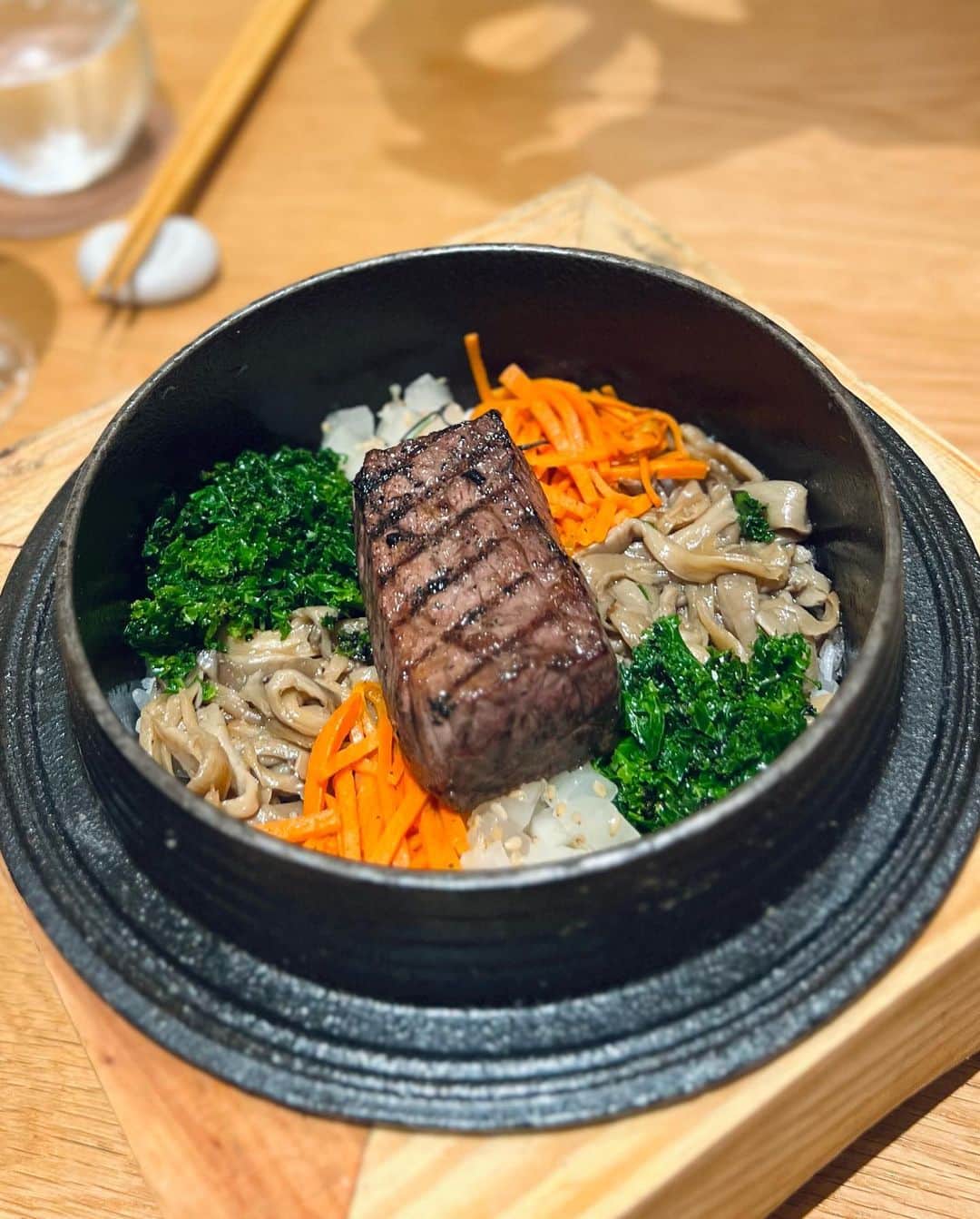 ケス Keisuiのインスタグラム：「My new favorite in Singapore.  シュッとしながらもどこか温かみのある店内に、シェフが作り出すコンテンポラリーなコリアンは、めちゃめちゃ僕好みで、本当にお勧めしたいお店でした。  シンガポール🇸🇬に行ったらぜひぜひぜひな must visit です💯  Nae:Um, Singapore No.83 #asias50best 2023  #Worlds50Best #Asias50Best #50BestDiscovery #50BestTasteHunter」