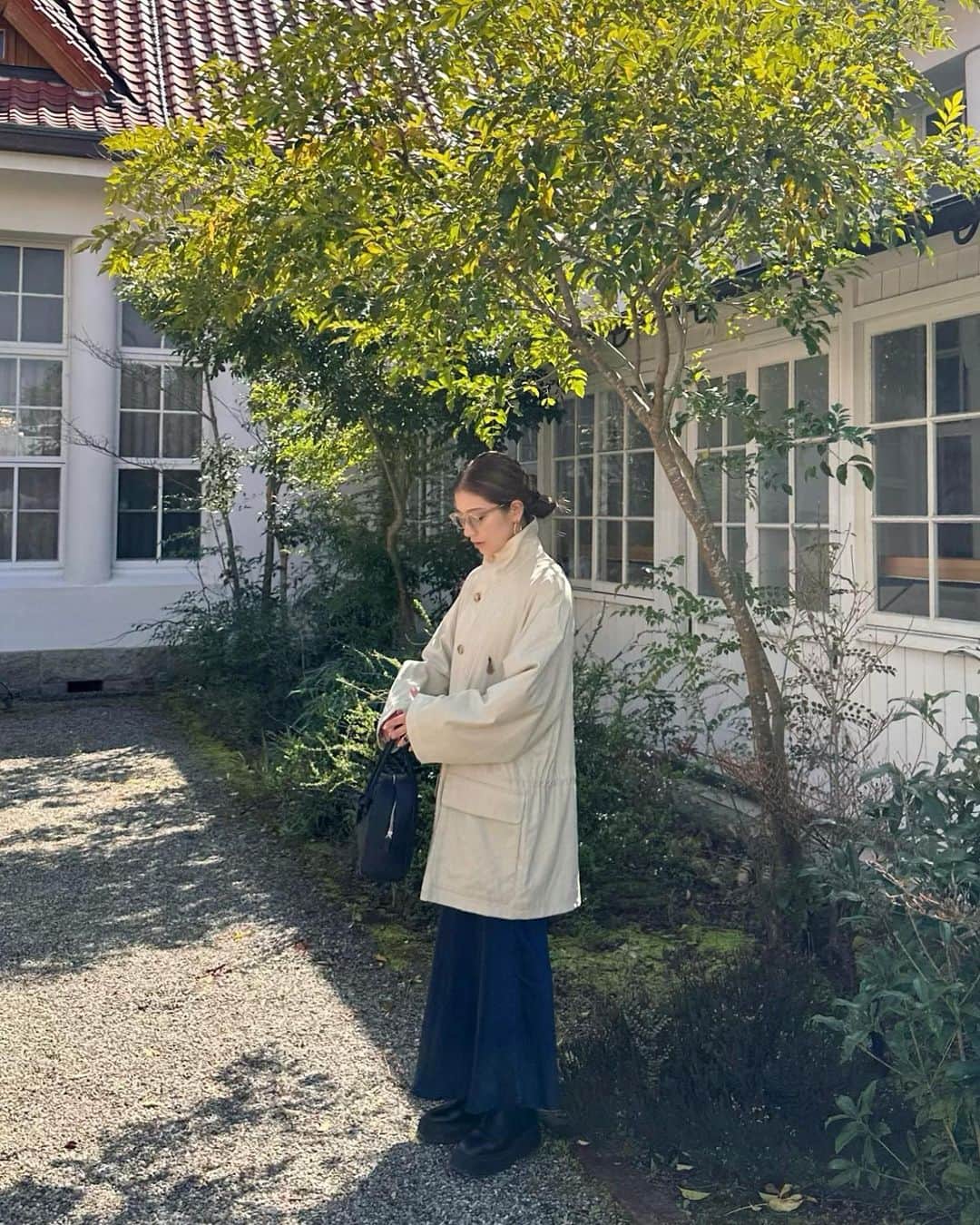 のインスタグラム：「🏠🌳  衣替えしたばかりですが 今日は肌さむいですね。  お気に入りのヴィンテージアウター もう少し着られそうで嬉しい🕊  outer : vintage HERMES skirt : herincye  bag : vasic  ____________________________  #love #life #loveislove  #fashion #codenate」