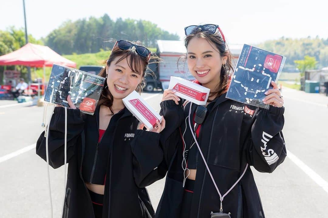 宝生真里奈さんのインスタグラム写真 - (宝生真里奈Instagram)「. Formula Drift Japan 2023 in Suzuka twin circuit 🚗🇯🇵  開幕戦はなんと箕輪ご夫妻の長男 13歳の箕輪ひろや選手が優勝しました✨✨✨✨ すごすぎる！！！！！！！！！！  4年もいると色んな事を思います🌸 ガールズとして変わりモノなのかもしれないけど 自分がステージに立つのはあくまで引き立て役。 あくまで主役は選手とチームだと常に考えています。  なので写真撮りたい時にあの子いないって思うかもしれません。  でも画面の向こうで見てるfdjファンのみんなにとって、 今知りたい選手の声が私のリポートが入れば届けられるかも と思ってレポートしてない殆どの時間も いつも一番見やすい所でレースを観戦してます。  あとはブースの皆さんが少しでもオススメしやすいように ブース回ったり、もう1人のガールズちゃんと移動する時 どう動けばスムーズなのかスタッフさんと決めてます🤲笑  いっつも資料持ってインカムしてバタバタしてるけど マリリン！って言ってくれればいくらでも お時間作れますのでお気軽にお声掛けくださいな🥰  ガールズを最長期間やって本当に思うこと。  選手もチームもスタッフもみんな本当に 一生懸命大会を作ってます。  レースクイーンとして他の人からしたら やりにくい時の方が多いかもしれないけど、 たまにはそんなガールズが居てもいんじゃないかなと😊  でもその分、 皆さんの前に出る時のために綺麗で居なきゃいけないし、 元気いっぱいニコニコで自分も周りも過ごせるように 心かけて行動しなきゃな🤲と思ってます✨  なんてったってソロソロお局なので せめて楽しいお局さんになりたいなって🤣🤣  FDJファンが1人でも増えますように🌸  #撮影データありがとう　#formuladrift #formulad #formuladriftjapan #drift #circuit #レース　#フォーミュラドリフトジャパン #鈴鹿ツイン #rq #レースクイーン　#宝生真里奈 #ハモスイ」5月8日 16時03分 - _marina0831_