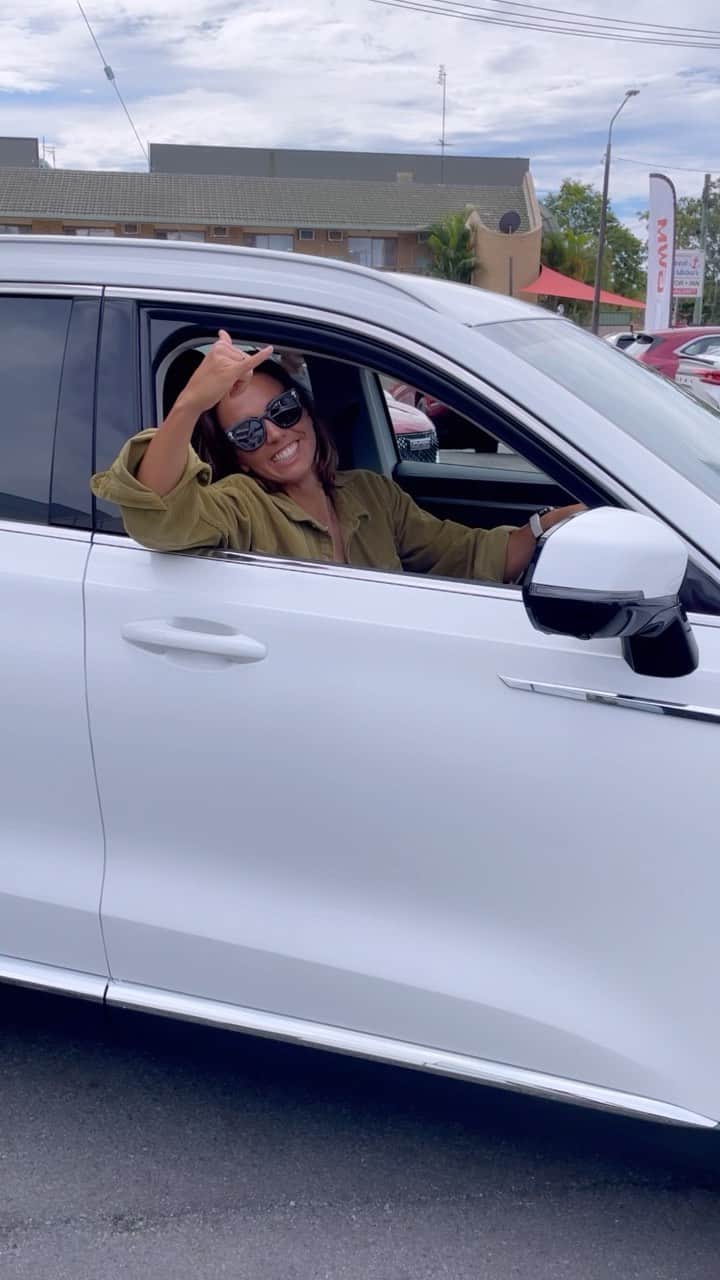 サリー・フィッツギボンズのインスタグラム：「The door to door adventure with my team @gwmaustralia 🚘 ✈️  #Haval #H6 ———- I’m supported to perform at my best this week by the team @tweedcoastgwm at the @wsl #BoostMobileGoldCoastPro 🌊」