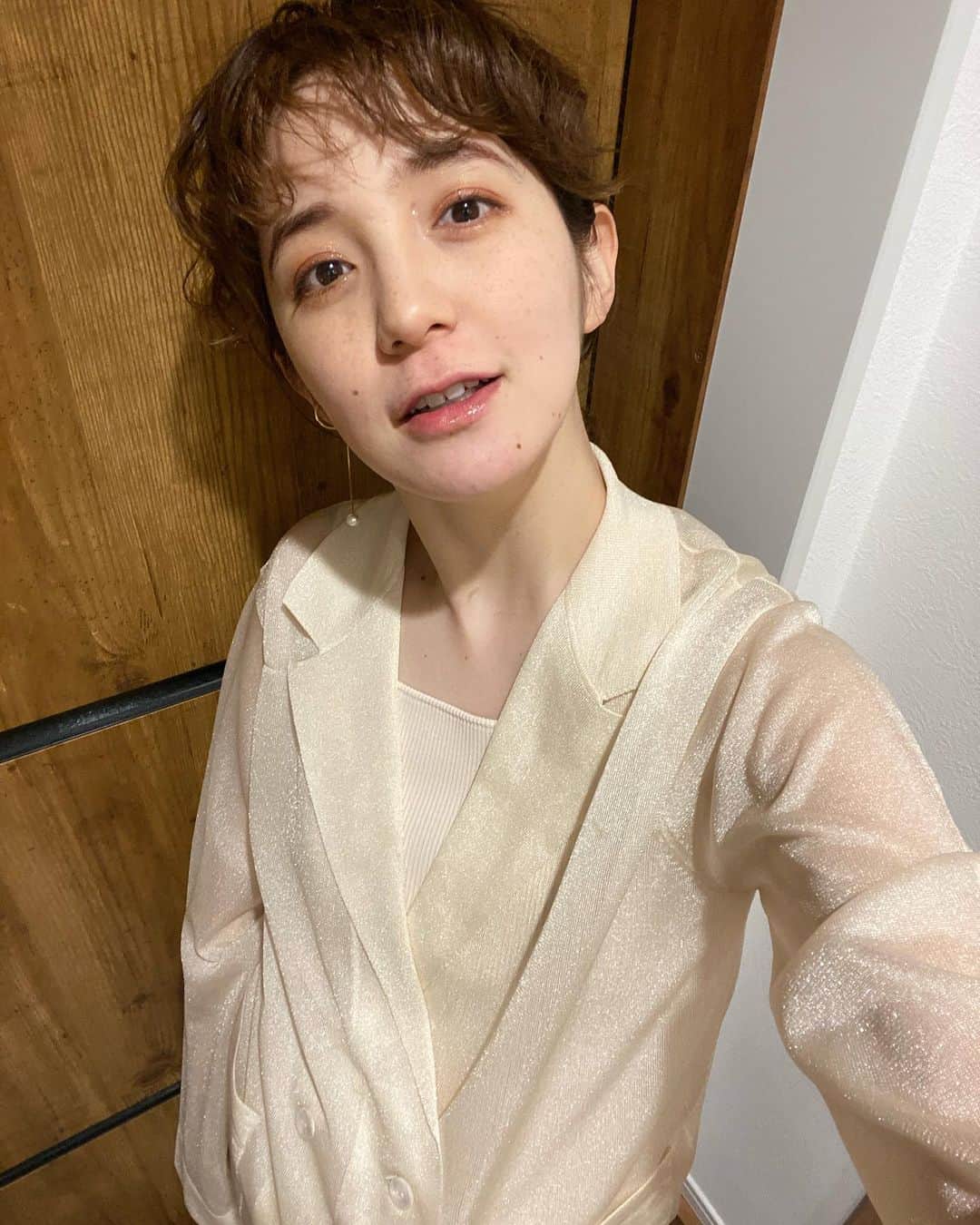 片桐ゆたかのインスタグラム：「GW前の暑い日が続いたある日🌈  @naturalbeautybasic_official の新作トップスを着てランチへ✨  薄手のガーデジャケットとインナータンクがセットだから コーデに迷う事ないしバラバラで着られて最高🫶  本当にいい季節になって嬉しい〜🍓  #片桐ゆたか#シフクユタカ #ママコーデ#3人目#妊娠中#9ヶ月#妊婦 #yutakakatagiri#naturalbeautybasic」