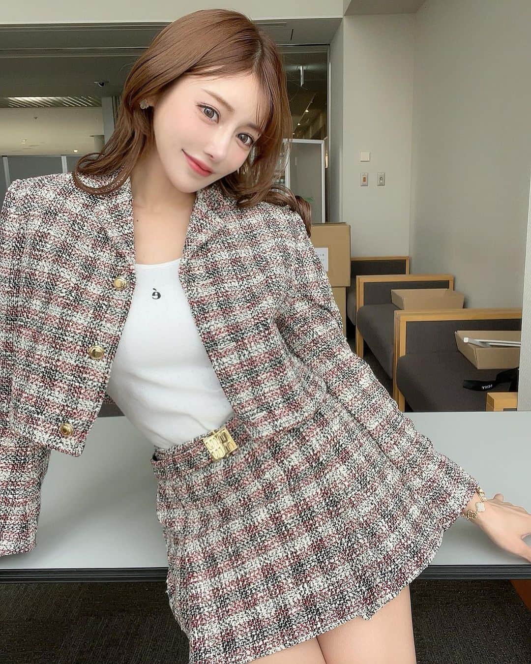 明日花キララのインスタグラム：「お洋服の質問たくさんきてたので残しておきます📝セットアップかわいいよね！ ジャケットの丈とスカート色々お直しして自分サイズした🪡」