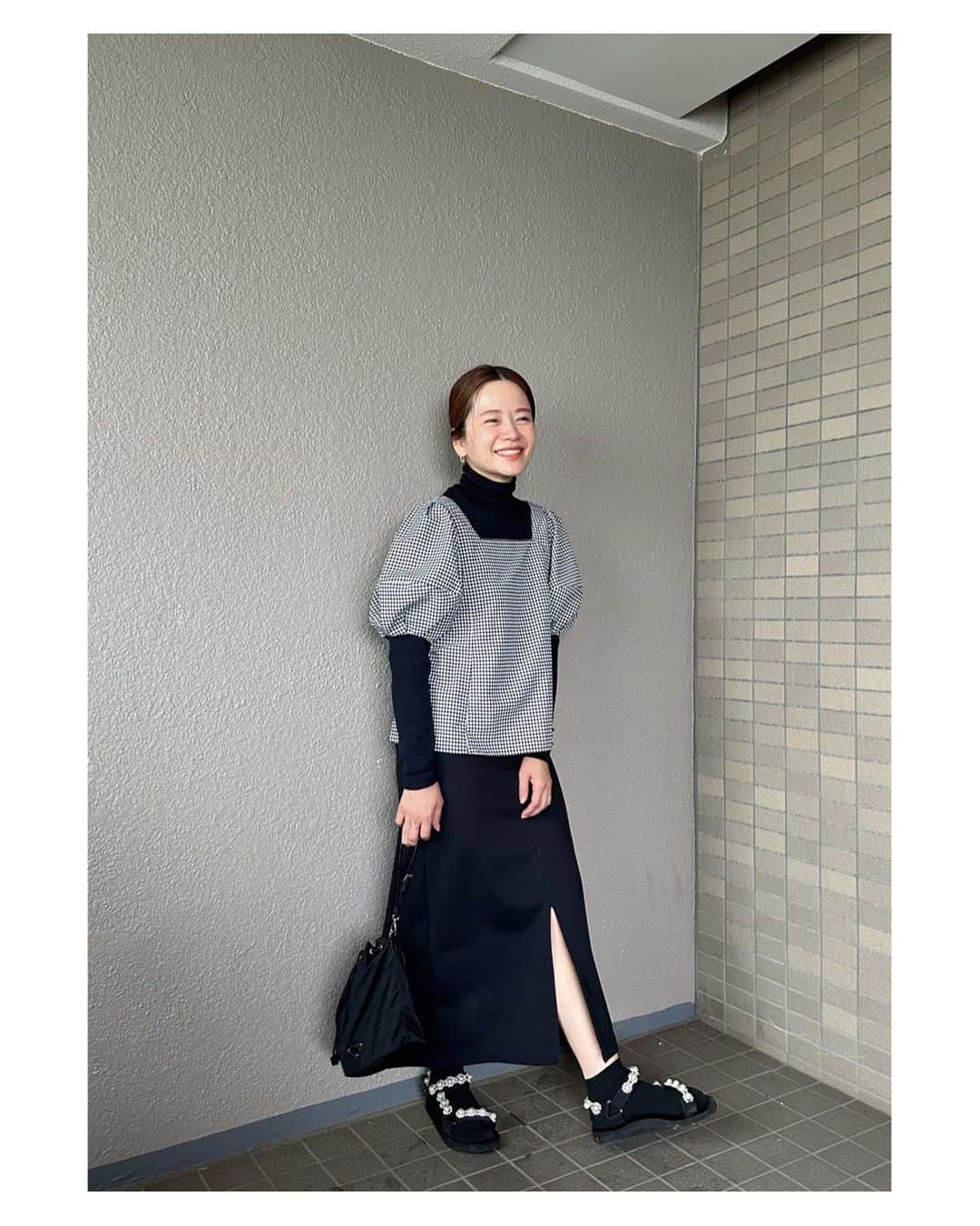 高山直子さんのインスタグラム写真 - (高山直子Instagram)「とてもお気に入り！のブラウス 今日は黒のギンガム🖤 スカートでもパンツでもバランスよく着られるデザインです😉  #きょうのふく」5月8日 16時15分 - nao_70koro
