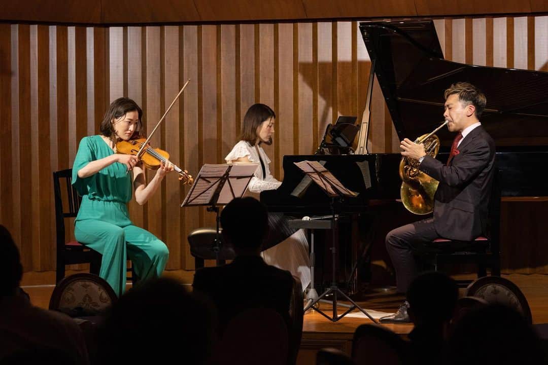 枝並千花さんのインスタグラム写真 - (枝並千花Instagram)「日本を代表するホルン奏者 福川伸陽さんとの初共演、素晴らしい経験をさせて頂きました！ ピアノは絶対的信頼感でこれまでもたくさんご一緒させて頂いてきた 須藤千晴さん。  素晴らしいお2人と、ブラームス作曲ホルントリオ、他2曲を演奏いたしました。  本当に、勉強したい曲は山ほどあって！念願の楽曲の1つを、こんなに素晴らしいお2人と演奏出来たこと、ご縁を含め感謝しかありません！！  いらしてくださったお客様、ありがとうございました。  @nobuakifukukawahorn  @chiharu_sudo  @chikaedanami   Hall @kasumi.ongakudo  Photo @jun16matsuo」5月8日 16時17分 - chikaedanami