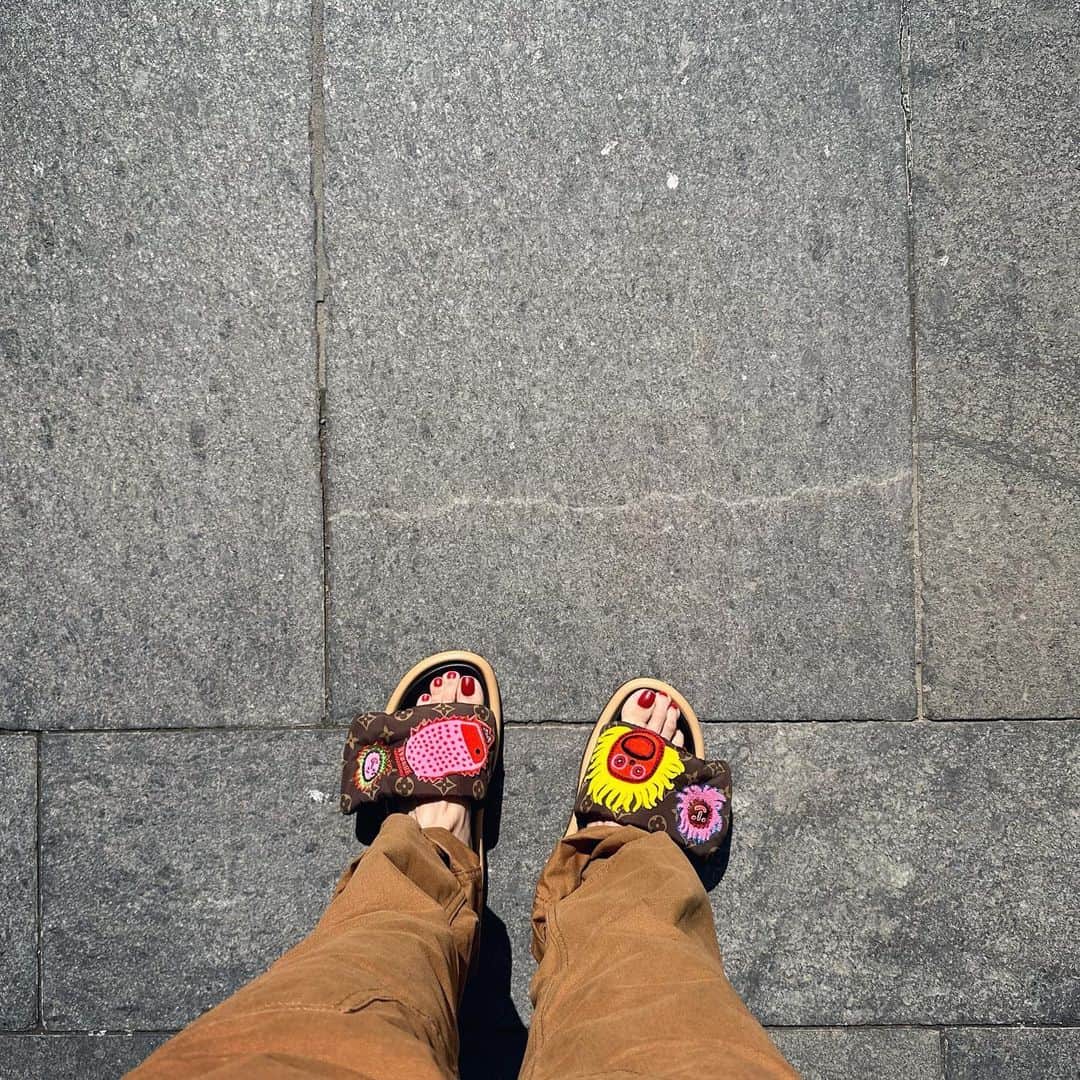 mioのインスタグラム：「🙋🏻‍♀️」