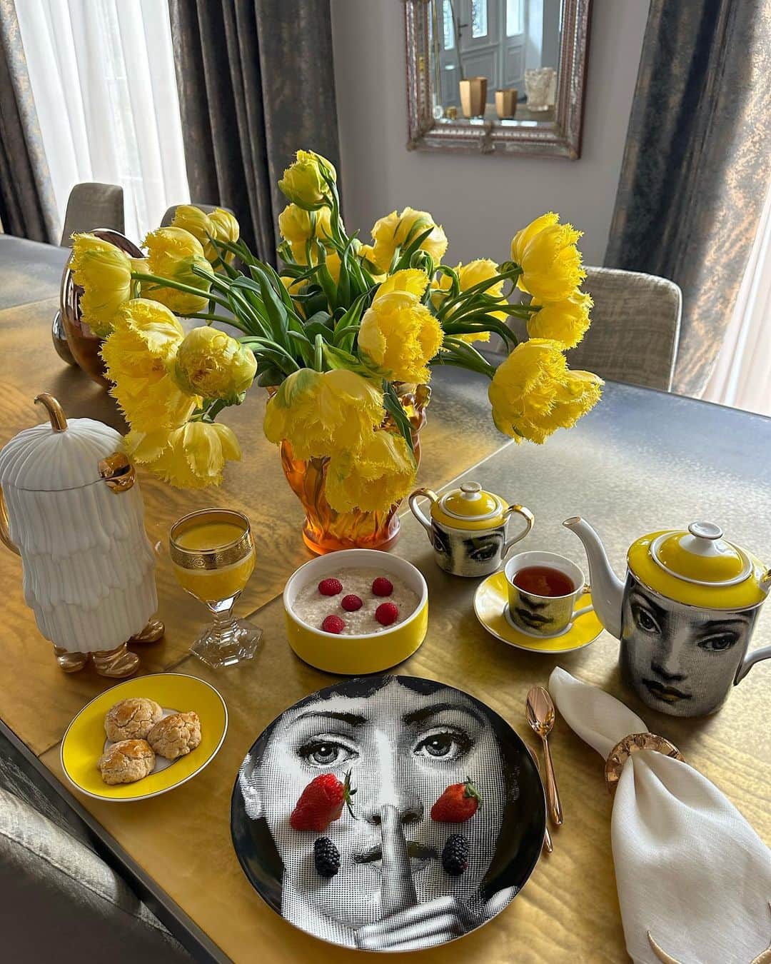 ヤナ・ルドコフスカヤさんのインスタグラム写真 - (ヤナ・ルドコフスカヤInstagram)「На душе - весна , а - за окном - май , май ! Цвет настроения - желтый в #рубрикамоизавтраки 💛」5月8日 16時27分 - rudkovskayaofficial