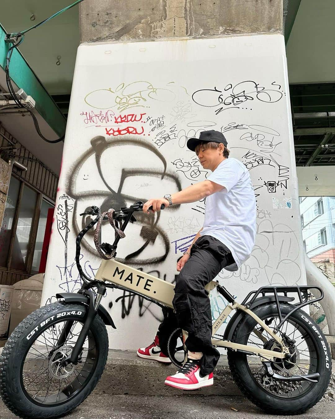 ?Yukihiro Ito?さんのインスタグラム写真 - (?Yukihiro Ito?Instagram)「㊗️🎉🍾 ・ ・ "MATE X"納車🚲 ・ color → "Desert Storm" ・ custom → BMX handle、fender、carrier ・ 子供乗せを付けれるように キャリアも付けといたー😆 ・ これでQOLも爆上がりや🔥笑 ・ ・ いやー、実車めちゃカッコいい🤤 カッコいいけど高いー💸 高いけどカッコいいー😎 ・ ・ ただ、物っていうのは 物の値段だけじゃなく どう価値付けするか😆 ・ それによってお金の使い方が 『浪費』か『投資』かに変わる‼️ ・ 当然、僕にとってこのMATEも 浪費ではなく投資になる活用していく🤩 ・ と、言い聞かせている🙄笑 ・ ・ @yosuke_kubozuka 窪塚洋介君‼️ 堀江で会ったらMATEにサインして下さい✍️😆笑 ・ ・ ・ #mate #matex #matebike #mateカスタム #matecustom #納車 #qol #qualityoflife #Supreme #シュプリーム #supremenyc #jordan #jordan1 #chicago #mateオーナーと繋がりたい #mate乗りと繋がりたい」5月8日 16時28分 - yukky0729