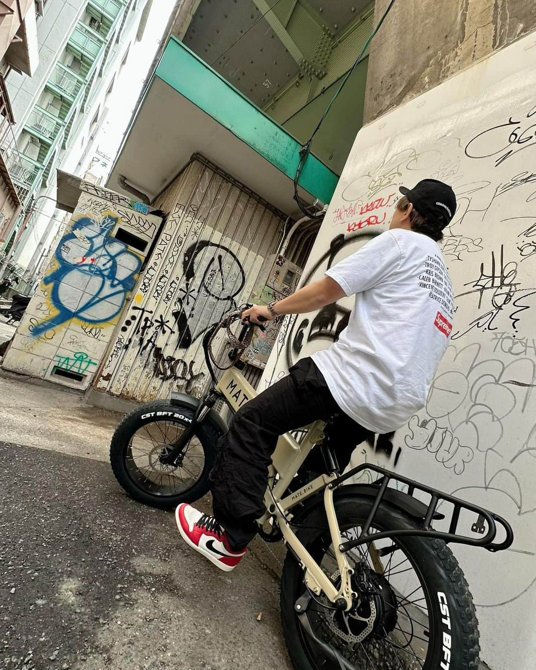 ?Yukihiro Ito?さんのインスタグラム写真 - (?Yukihiro Ito?Instagram)「㊗️🎉🍾 ・ ・ "MATE X"納車🚲 ・ color → "Desert Storm" ・ custom → BMX handle、fender、carrier ・ 子供乗せを付けれるように キャリアも付けといたー😆 ・ これでQOLも爆上がりや🔥笑 ・ ・ いやー、実車めちゃカッコいい🤤 カッコいいけど高いー💸 高いけどカッコいいー😎 ・ ・ ただ、物っていうのは 物の値段だけじゃなく どう価値付けするか😆 ・ それによってお金の使い方が 『浪費』か『投資』かに変わる‼️ ・ 当然、僕にとってこのMATEも 浪費ではなく投資になる活用していく🤩 ・ と、言い聞かせている🙄笑 ・ ・ @yosuke_kubozuka 窪塚洋介君‼️ 堀江で会ったらMATEにサインして下さい✍️😆笑 ・ ・ ・ #mate #matex #matebike #mateカスタム #matecustom #納車 #qol #qualityoflife #Supreme #シュプリーム #supremenyc #jordan #jordan1 #chicago #mateオーナーと繋がりたい #mate乗りと繋がりたい」5月8日 16時28分 - yukky0729