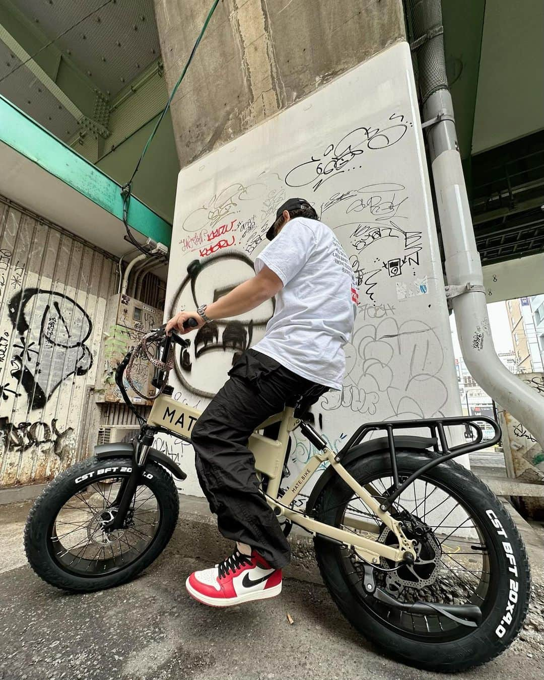 ?Yukihiro Ito?さんのインスタグラム写真 - (?Yukihiro Ito?Instagram)「㊗️🎉🍾 ・ ・ "MATE X"納車🚲 ・ color → "Desert Storm" ・ custom → BMX handle、fender、carrier ・ 子供乗せを付けれるように キャリアも付けといたー😆 ・ これでQOLも爆上がりや🔥笑 ・ ・ いやー、実車めちゃカッコいい🤤 カッコいいけど高いー💸 高いけどカッコいいー😎 ・ ・ ただ、物っていうのは 物の値段だけじゃなく どう価値付けするか😆 ・ それによってお金の使い方が 『浪費』か『投資』かに変わる‼️ ・ 当然、僕にとってこのMATEも 浪費ではなく投資になる活用していく🤩 ・ と、言い聞かせている🙄笑 ・ ・ @yosuke_kubozuka 窪塚洋介君‼️ 堀江で会ったらMATEにサインして下さい✍️😆笑 ・ ・ ・ #mate #matex #matebike #mateカスタム #matecustom #納車 #qol #qualityoflife #Supreme #シュプリーム #supremenyc #jordan #jordan1 #chicago #mateオーナーと繋がりたい #mate乗りと繋がりたい」5月8日 16時28分 - yukky0729