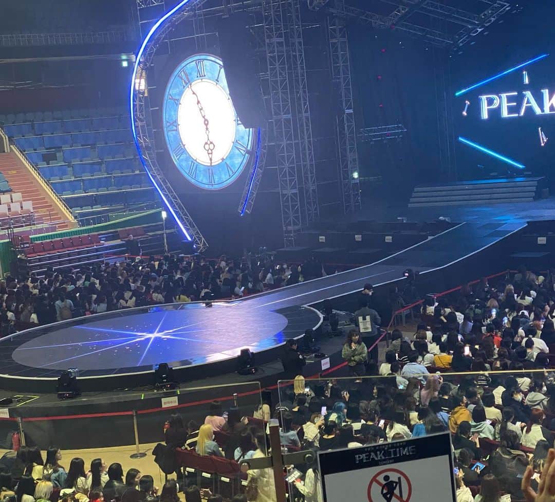 miumeさんのインスタグラム写真 - (miumeInstagram)「PEAK TIMEコンサート【YOUR TIME】🎤  何度かおすすめしたサバイバル番組「PEAK TIME」の最終順位TOP6によるコンサートに行ってきました🎵 各チームのパフォーマンスもお客さんの空気感もすごくよくてめちゃくちゃいいコンサートだった〜〜〜🥹✨  始まってから気付いたんだけど、推すぞと決めた人のコンサート初めて観れた🥲🫶  この日は特に気合いの入ったパフォーマンスがみれて最高でした💜💜💜  思ったより近くに感じれていい会場でした☺️  もう少し韓国楽しんきます🙌」5月8日 16時28分 - miume_1220