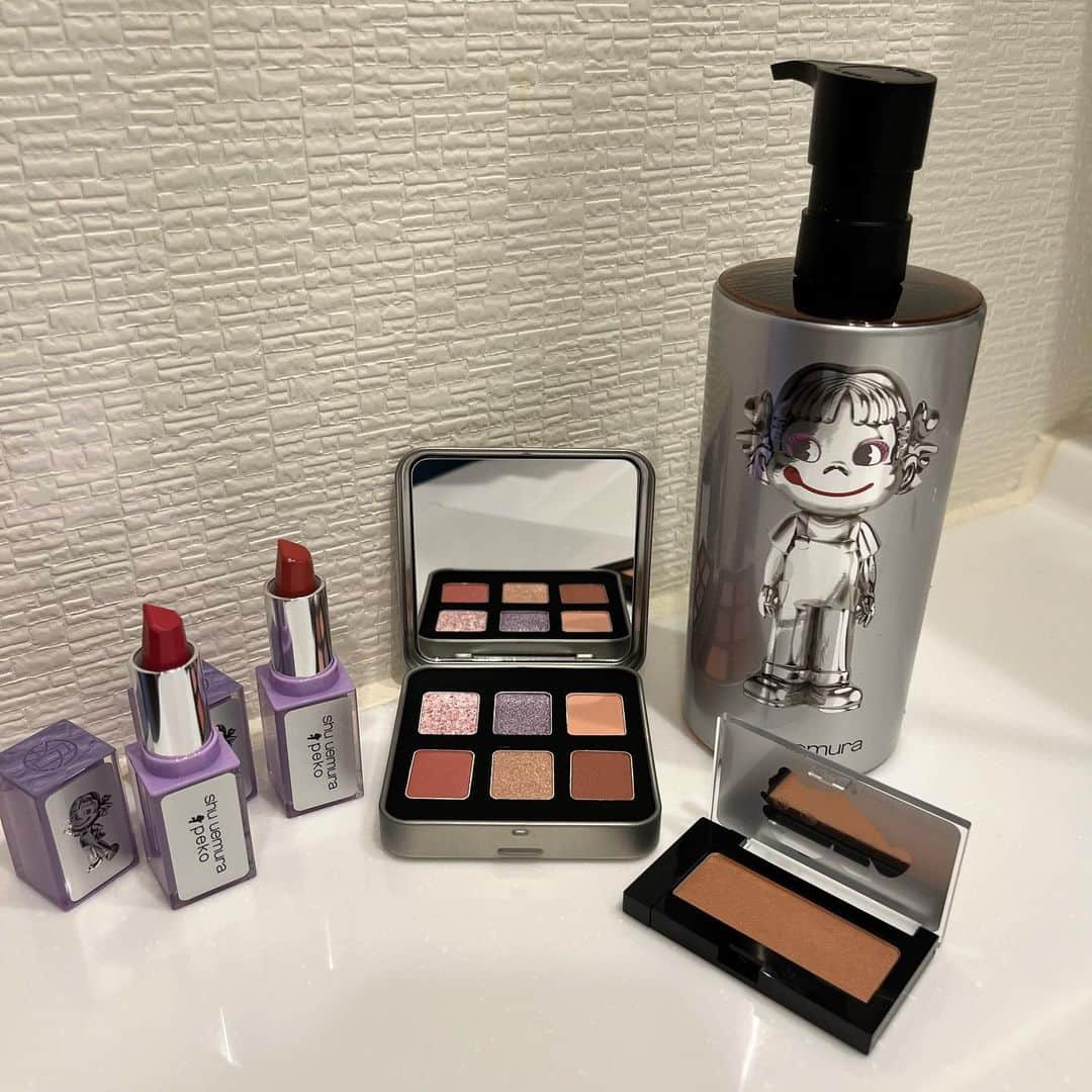 Shinjyu Lou Reid/リード真珠のインスタグラム：「2023年6月1日発売🍬 @shuuemura × ペコ コレクション  一足早く試してみました♡ (いつも素敵なギフトありがとうございます🎁) ミルキーの包み紙からインスパイアされたピンク、ブルー、ライムグリーン、イエローのビタミンカラーを使ったアイパレットや、クレンジングオイル、リップなど12点の限定アイテムが発売されます🍭  リップが特に気に入ってます🥰 ３枚目無加工なんだけども、 ちゅるんとしたテクスチャーが本当に肌に馴染んでくれます(色:ピンクタフィー)  シュウのクレンジングオイルは世界中で6秒に一本売れるほどの大ヒットアイテムで、いつも愛用してるのでぜひ試してみて欲しいです❕  #PR#シュウウエムラ#シュウウエムラペコ#peko」