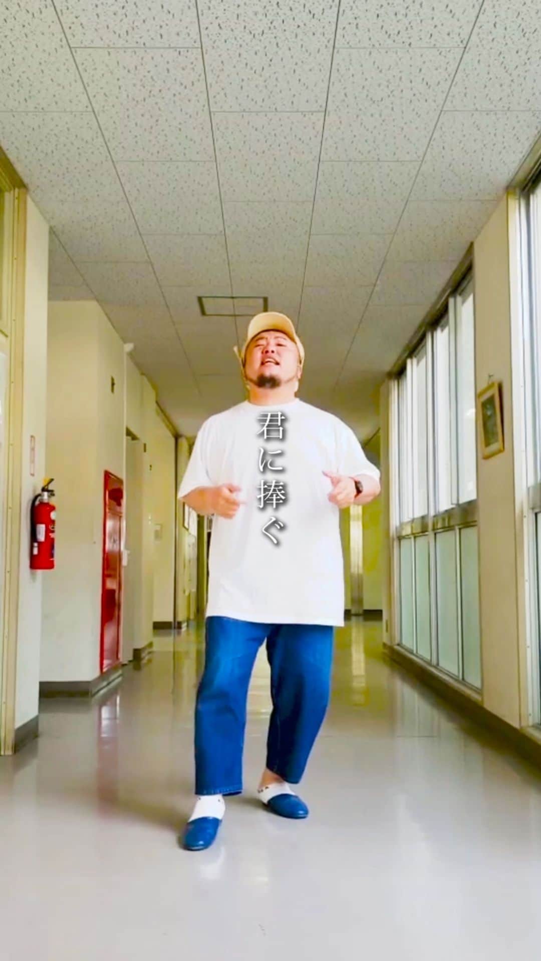 HIPPYのインスタグラム：「昼休憩に自分の曲が流れたので 廊下で歌ってみたよ  #HIPPY #君に捧げる応援歌 #昼休憩 #学校放送 #北海道 #秋田 #山形 #新潟 #宮城 #コラボオファー募集中」