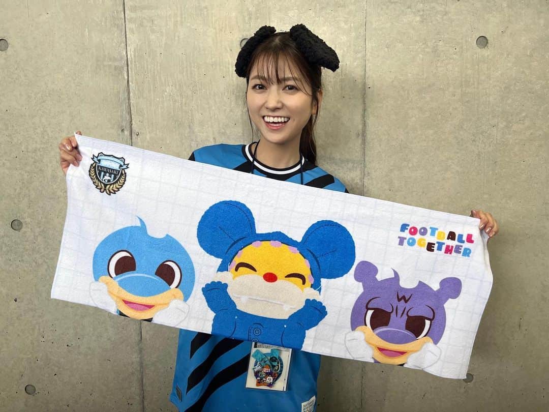 新保里歩のインスタグラム：「20230507.サガン鳥栖戦🐬 ホームゲームイベント✏️ 「ワンダーニャンド🐕🐈」  雨☔️でブースなど縮小されてしまったのは残念でしたが、 フロンターレらしい🐬ニャン🐱とも楽しい、 ワン🐶ダフルなイベントになっていました☺️  始球式の猫ひろしさんとニャンちゅうのPK対決、 ニャンちゅうお饅頭食べたくて今回は帰ってしまったようなので…笑 またリベンジしてほしいです⚽️  サポーターのみなさんとも沢山お話しできて嬉しかったです🥰 声をかけてくださったみなさん、ありがとうございました✨  #ワンダーニャンド  #frontale  #フロンターレ  #川崎フロンターレ」