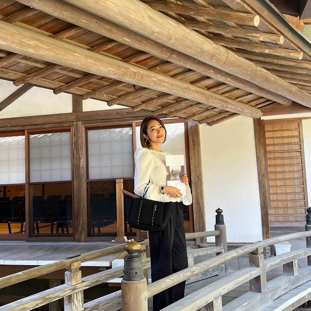 のインスタグラム：「吉方位旅行、ぶらり浜松では素敵なお寺とのご縁が😌  #龍雲寺 というお寺で、 #世界一大きい般若心経 があります。  こちらはダウン症の天才書家として知られる #金澤翔子さん の作品です。  他にも金澤翔子さんの作品が多数で、 世界観に魅了されました✨  こちらのお寺では、#やさしい断食道場 や #座禅会 #写経会 #リトリート など 幅広いプログラムがあり、 さまざまな#禅体験 ができるのも魅力。  今回はタクシーの運転手さんに聞いて ふらっと立ち寄っただけでしたが、 機会があればゆっくりプログラムを しにきたいと思います🥰  ※ちなみに最後から2枚目は うちのパパさん👨とクロエの対比🐕‍🦺 体型が似てるの😂  最後の写真は浜松についてすぐの ご当地グルメ#鰻 を食べたのですが すご〜く美味しかったです❣️ #かんたろう蜆塚店   #浜松 #寺 #tera #禅 #zen #般若心経」